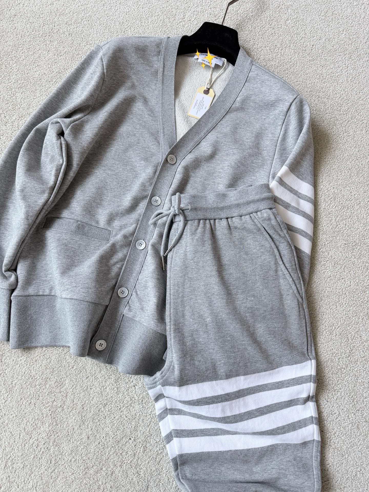 NO:797299,The timeless classic four-stripe 'TB' is a new four-season coat made of large coil fabrics. I don't need to mention the items that are introduced. High-end players basically have one set. The loose V-neck jacket and leggings are suitable for daily outings/exercises/work and other occasions. A series that is frequently worn!! Classic gray high-weight pure cotton coil fabric is comfortable and skin-friendly, and easy to take care of. It is the kind that you don't have to worry about in the wardrobe. The loose-fitting off-shoulder version of the jacket does not flatter your figure.  The leggings are still suitable for both fat and thin people. Whether you keep them for yourself or give them to your family, our pricing makes it easy for you to make money~~,,jackets & coats,19860909永恒的经典四条杠“TB” 新出大线圈面料四季款外套 都不用我说介绍的单品 高阶玩家基本人手一套. 宽松V领外套加束脚裤的搭配 满足日常外出/运动/上班等场合 穿搭频率非常高的一系列 !! 经典灰高克重纯棉线圈面料 舒适亲肤,又好打理 在衣橱完全不用费心的那种. 外套宽松落肩版型不挑身材 束脚卫裤也依旧是胖瘦皆宜的类型 不论是自留还是送家属 我家的定价都是让你赚不费力的 ~~,,jackets & coats,,Women's clothing