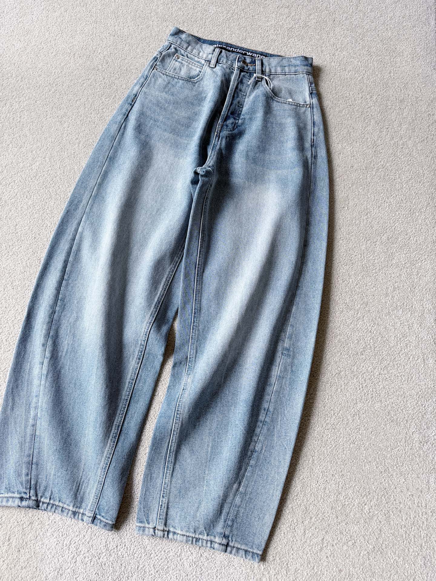 NO:797291,There is no doubt that this month’s main recommendation is the pants. My regular customers are going to buy these pants!! The real thing is much better than the real shot. I customized the same high-weight denim and cotton. It is very wide and stylish, and will never collapse. The scimitar version is restored to a straight shape. One of the essence of these pants is here. The back pair is heavily printed with 3D foam and then worn and worn by hand. Each process is environmentally friendly and distressed. Every process is indispensable. You can wear it now until the spring of next year.19860909毫无疑问本月主推神裤 是我家老顾客都要冲这条 !! 实物比实拍高级很多 我家定制一致高克重牛仔棉 挺阔有型,绝不会软塌 弯刀版型还原嘎嘎正 这条裤子的精髓之一就是在此. 后副重工3D发泡印花 再经过纯手工做旧磨破 环保水洗加做旧水洗 每一道工序都缺一不可 从现在入手穿到明年开春都没问题.,,,Women's clothing