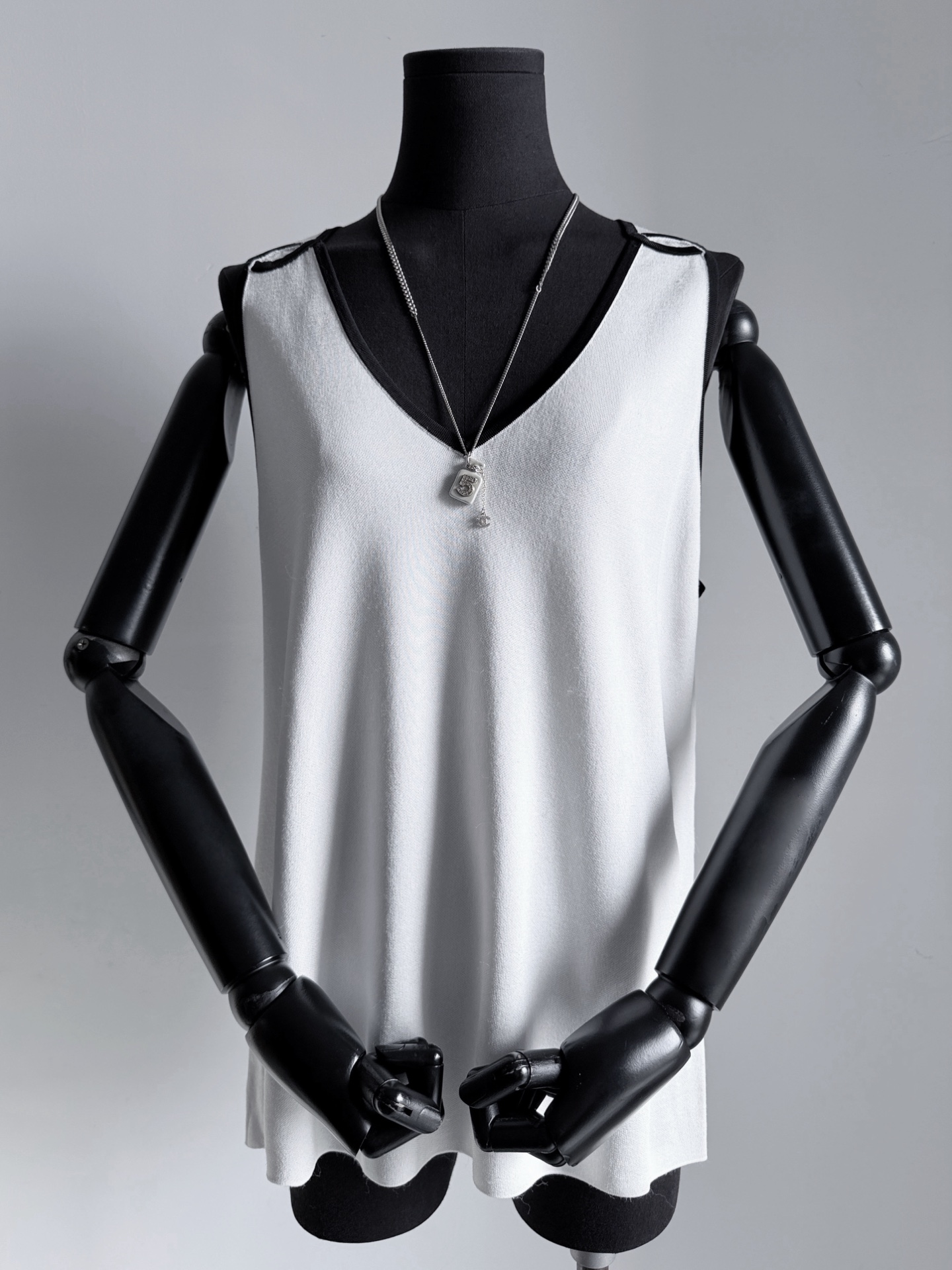 NO:797287,White·detailed real photos. Words cannot describe its beauty and high-end. After changing the designer, the fragrance really integrates the sense of high-end into daily life. The whole piece is made of real silk. It is silky, skin-friendly and breathable. A must-have in summer, real silk,19860909白色·细节实拍图 文字无法描述它的美和高级 换了设计师之后的香 真的是把高级感融入日常了. 整件都是真丝织造 丝滑亲肤透气夏天必备,,real silk,,Women's clothing