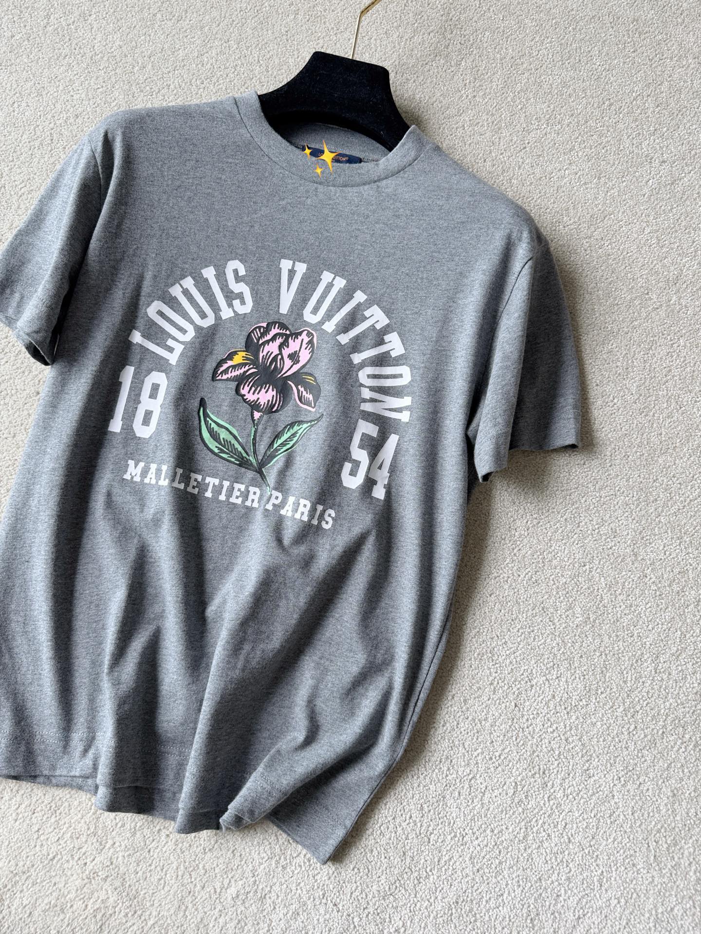 NO:797286,26ss spring and summer limited edition · Iris series. It is a tee planted by Liu Yifei with the same aesthetic as Tianxian. The 8,500 purchase is considered to be worth the money. Customized 24-count special woven compact cotton with both stiffness and comfort. 32-count 1x1 rib can withstand multiple wears and washes without deformation ~~ Precise layout and positioning of the college-style iris. Environmentally friendly elastic glue + dot glue printing. There are different versions on the market, various techniques  They are all fundamentally different from my family. Men and women share the same style with their families.1986090926ss春夏限定·鸢尾花系列 被刘亦菲种草的一件tee 和天仙同款审美 8,500购入也算是值回本了. 定制24支特纺紧密棉兼顾挺括与舒适度 32支1x1罗纹经得起多次穿洗不变形 ~~ 学院风鸢尾花精准布局定位 环保弹力胶浆+网点胶浆印花 市面参差不齐的版本,各种工艺 都和我家是本质上的区别 男女同款和家属一起共享,,,Women's clothing