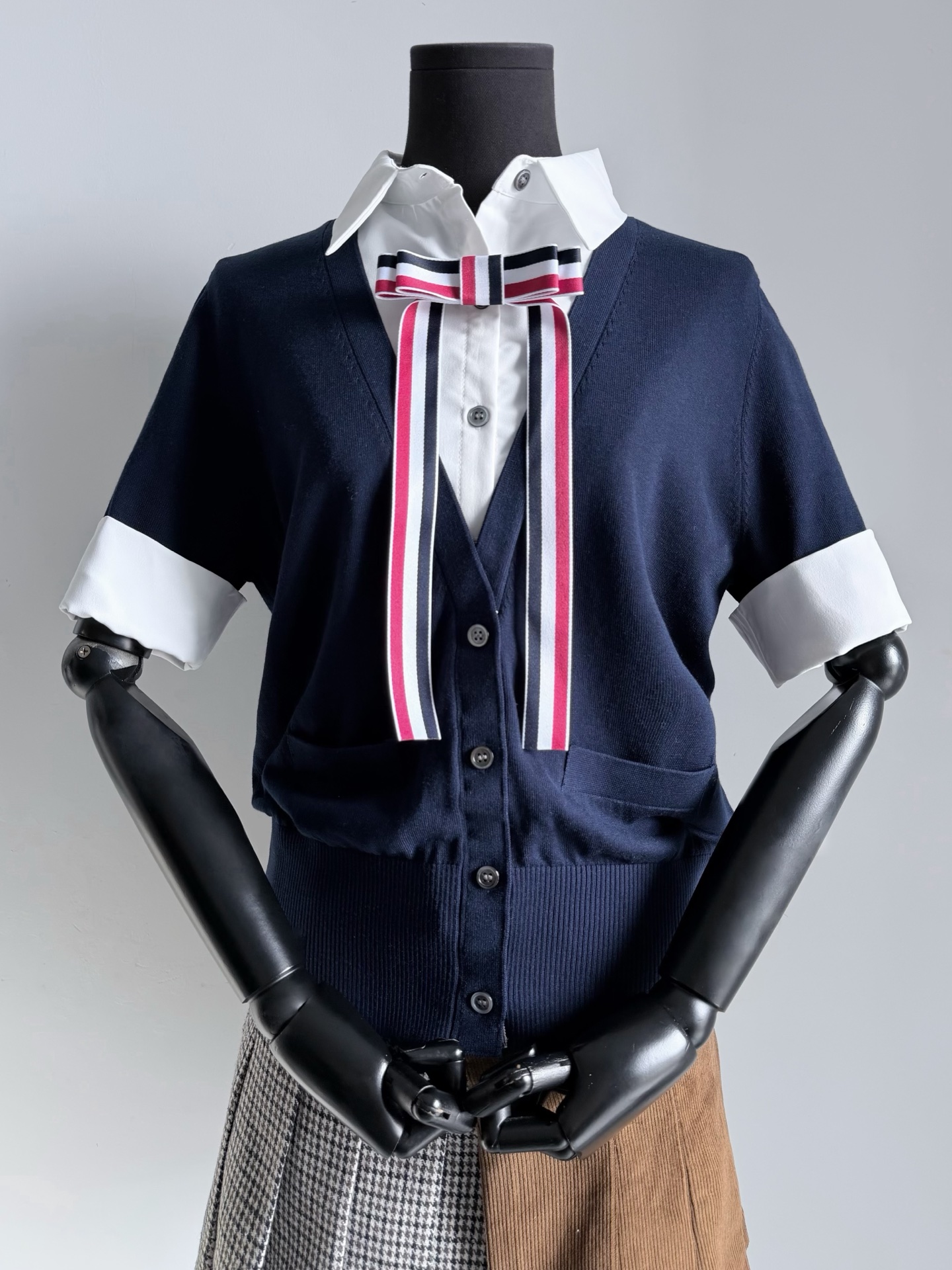 NO:797824,Navy blue·detailed real photos. You can feel the full atmosphere through the screen. This year, I was really hard controlled by TB. The fake two-piece cardigan design is very layered. One piece can be stylishly layered. The bow is also detachable ~~,,19860909藏蓝色·细节实拍图 隔着屏幕都感受到满满的氛围感 今年实属被TB狠狠硬控了. 假两件开衫设计非常有层次感 一件搞定时髦叠穿 配送的蝴蝶结也是可以拆卸的哦 ~~,,,Women's clothing