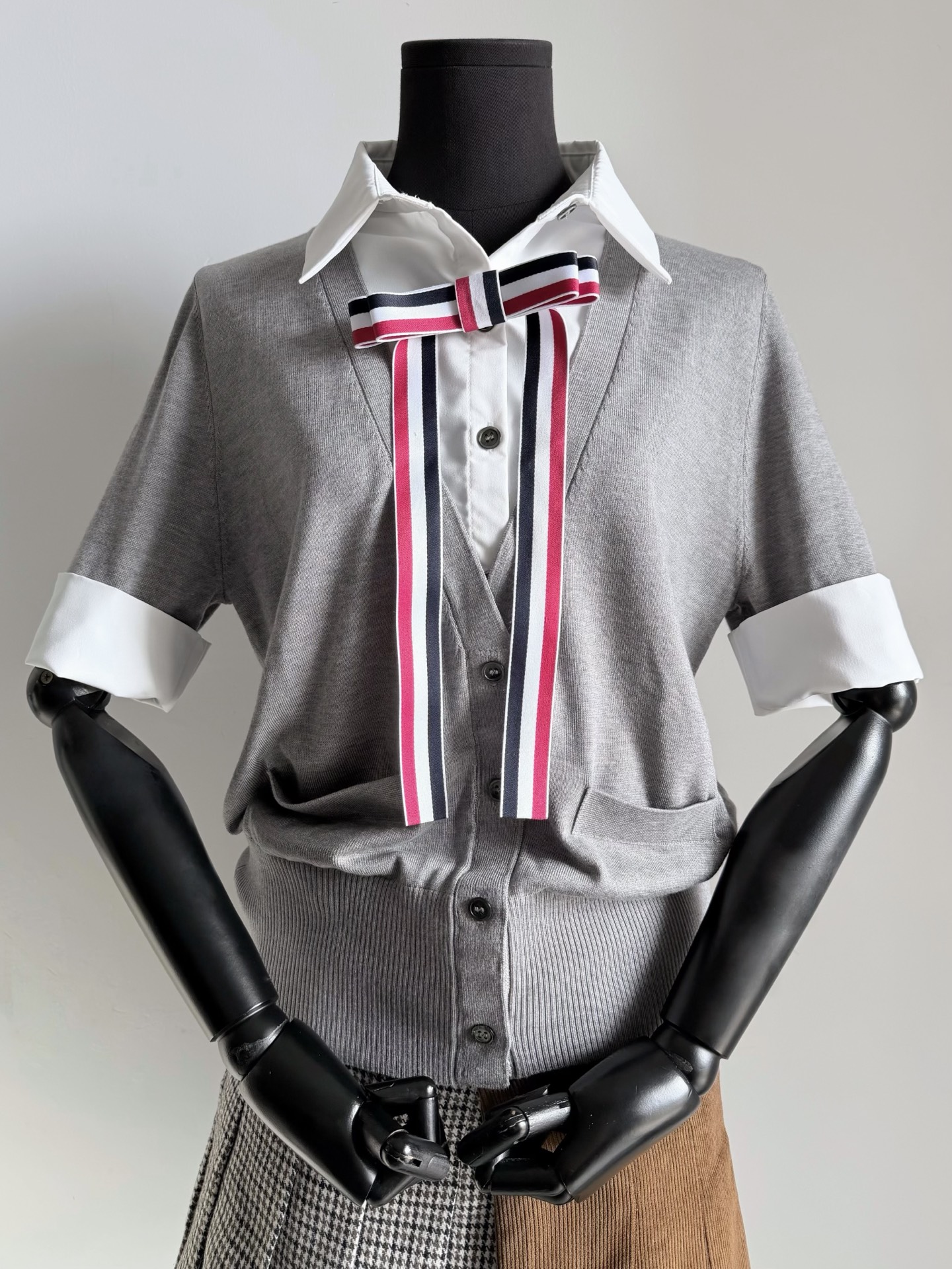 NO:797821,I fell in love with the beautiful TB instantly. I have kept both colors for myself!! One piece is enough to complete the layering element. Fake two shirt collars and a knitted cardigan. The design is impeccable. The production process is also quite complicated. The requirements and quality of the fabrics are very high. It comes with a detachable bow. It has the right balance of casualness and sweetness ~~ Dark navy blue/light gray. Both colors are my favorite.,,shirts,19860909一发不可收拾爱上的绝美TB 两个颜色我都自留了 !! 一件就搞定叠穿元素 假两件衬衫领子拼接针织开衫 这个设计无可挑剔. 制作过程也是相当复杂 对面料的要求和质量都很高 配送可以拆卸的蝴蝶结 将休闲与甜美平衡得刚刚好 ~~ 深藏蓝/浅灰色 两个颜色都是我心头爱.,,shirts,,Women's clothing