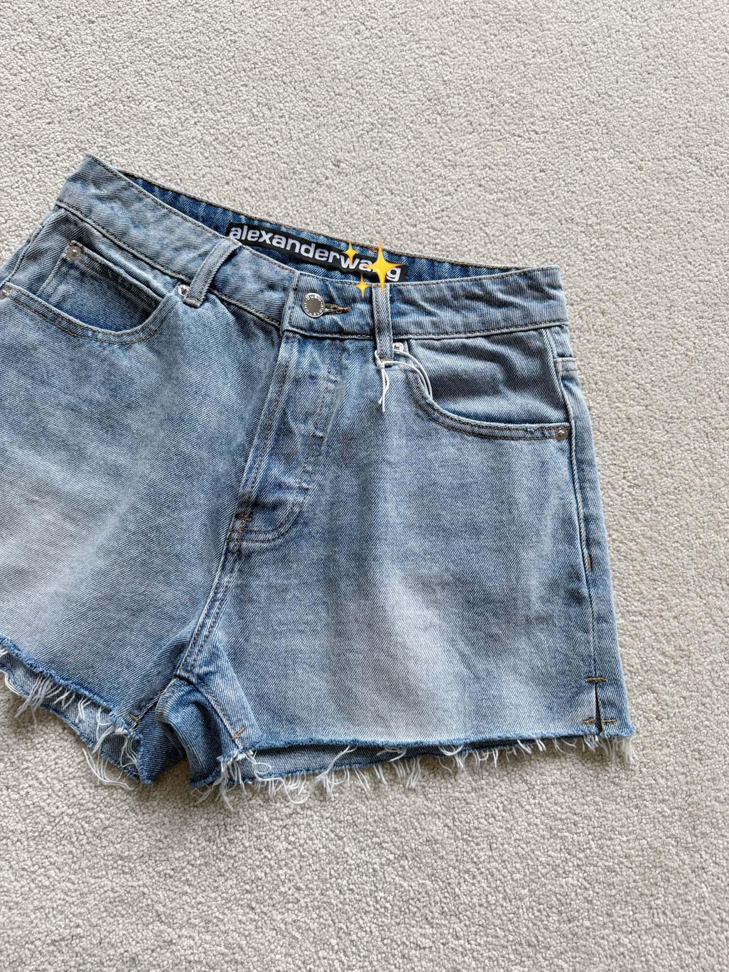 NO:797843,The trousers have entered the rhythm of replenishing orders as soon as they were released. Your aesthetics are always online. Shorts are being stocked on a first-come, first-served basis. High-weight denim, environmentally friendly washing and distressing. The three-dimensional A-line silhouette makes the legs slimmer and longer. The back pair is brand-new this year with hollow holes and horizontal 3D foam printing. The whole pair of pants looks like the ceiling of shorts!! The first batch of good goods is slow and you have to wait for replenishment. Recommended trousers and shorts for regular customers, shorts,19860909长裤刚发布就进入了补单的节奏 你们的审美一直都在线. 短裤陆续入库先到先得 高克重牛仔棉,环保洗水做旧 立体剪裁A字版型显瘦显腿长 后副今年全新的挖空破洞 再横排3D发泡印花 整条裤子颜值是短裤天花板 !! 首批好货手慢又要等补单 推荐长裤短裤老顾客都要留,,shorts,,Women's clothing
