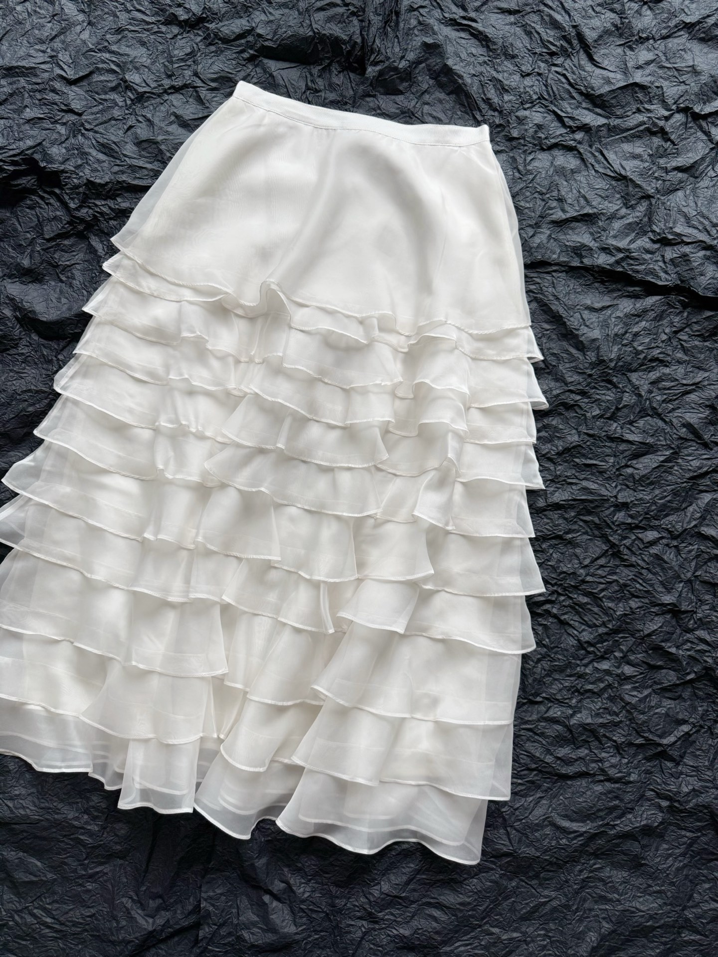 NO:797832,It is the annual season for gauze skirts. Cherish the good products now and buy them when they are good. My gauze skirts are sold in small quantities. But the products must be high-quality. They are basically the favorites of old customers' wardrobes ~~ yb unanimously high-cost production of mulberry silk. Each layer is an independent yarn, elegant and elegant. Imported machine fine hemming. Although it is a cake skirt, it is not exaggerated at all. The layers of sand pleats are light and flexible. The side zipper is easy to wear. The D top that can be matched with everything in the wardrobe has a sense of elegance and luxury.  ~~,,skirts,19860909一年一度出纱裙的季节 珍惜现在的好货,见好就收 我家纱裙出得少 但凡出品,必定精品 基本都是老顾客们衣橱的挚爱 ~~ yb一致高成本桑蚕丝制作 每一层都是独立的纱,飘飘仙逸 进口机器精细锁边 虽然是蛋糕裙却一点也不夸张. 层层沙褶轻盈又灵动侧面拉链方便穿搭 可以搭配衣橱一切的D上衣 自带优雅奢贵感 ~~,,skirts,,Women's clothing