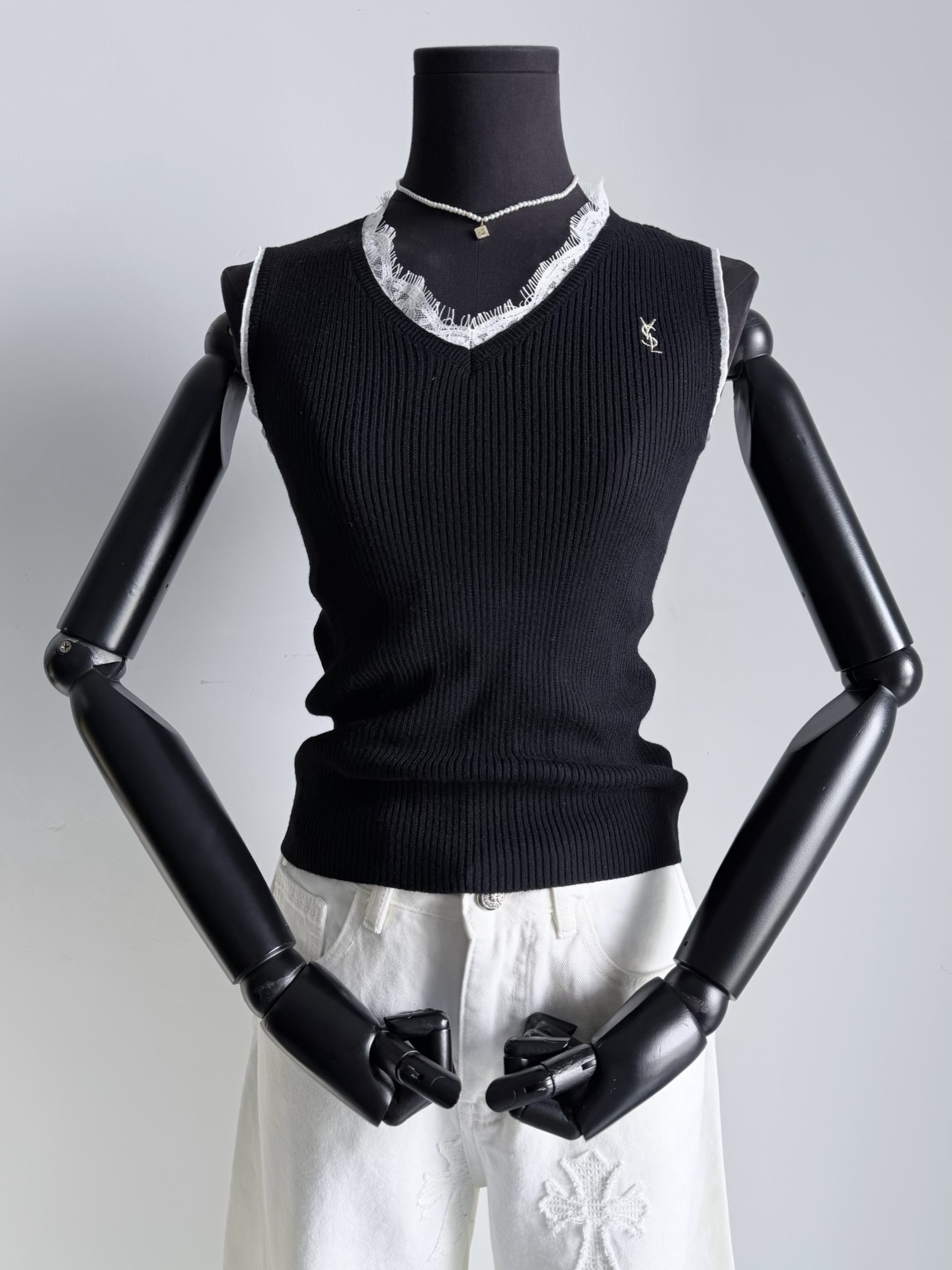 NO:797826,I like this simple and elegant design. The new slp second-hand vest is here ~~ Needless to say a good design, the real photos are so good-looking. Vests are never just for thin people. This elastic black vest with wide shoulders is very tolerant to the body. The collar and sleeve edges are contrasting to make the upper body look slimmer and more elegant, highlighting the head-to-shoulder ratio. It can be paired with jeans/all kinds of shorts/pleated skirts, loro piana, skirts, shorts, jeans,19860909就中意这种精简优雅设计 slp新款中古背心来啦 ~~ 好的设计无需多言 实拍就是如此高颜值. 背心从来不是瘦子的专属 这款宽肩设计弹力十足的黑色背心 对身材包容度极高 领子和袖子边都有撞色处理 上身显瘦抬气质,彰显头肩比 可以搭配牛仔裤/各类短裤/百褶裙,,loro piana,skirts,shorts,jeans,,Women's clothing