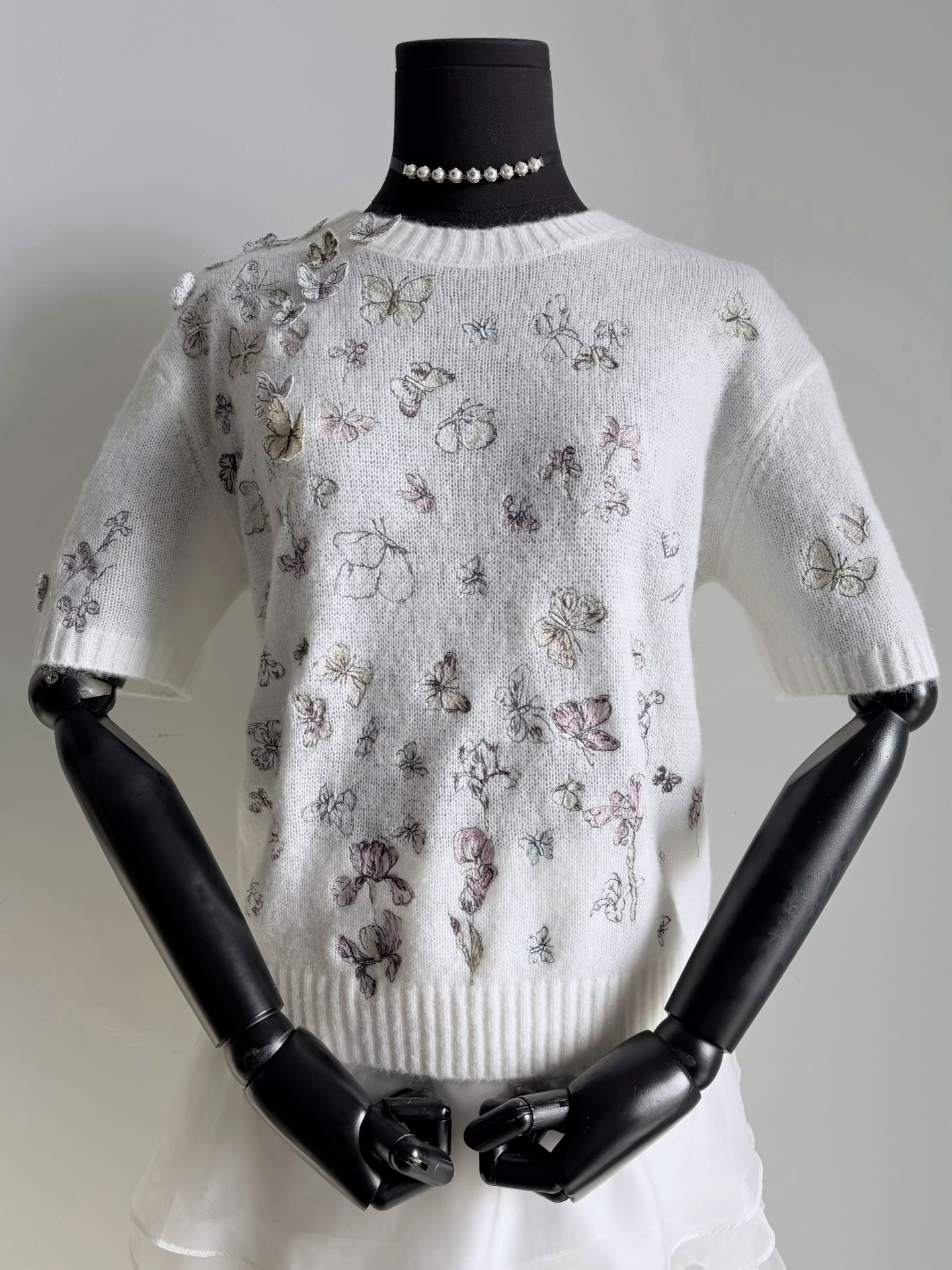 NO:797817,My spring and summer popular butterfly series includes cardigans, vests, long sleeves, and short sleeves ~~ When it comes to 'fairy and expensive' thousand-needle embroidery sweaters, you still have to look at the products produced by dio~. You can feel the fairy spirit floating through the screen. No one can refuse its perfect appearance. Custom-woven and dyed ultra-fine alpaca + cashmere blended wool. The whole is soft and delicate, and there is no pressure to wear it next to the body. The elasticity does not set limits on the figure. Full-width three-dimensional embroidered butterfly details  There is also a hand-stitched three-dimensional small butterfly chapter on the shoulder. It is an ingenious product that is worth buying and savoring, dior, sweaters, T-shirt,19860909我家春夏口碑款蝴蝶系列 开衫·背心·长袖·短袖全齐啦 ~~ 论“又仙又贵”的万针刺绣毛衣 还是得看dio~出品 隔着屏幕都感受到仙气飘飘 任谁都无法拒绝它的完美品相. 定织定染极细羊驼毛+羊绒混纺毛料 整体柔软细腻,贴身穿无压力 富有弹力的特点对身材不设限 满幅立体刺绣蝴蝶细节 肩部还有手缝立体小蝴蝶章仔 匠心出品,值得你们入手细细品味,,dior,sweaters,T-shirt,,Women's clothing