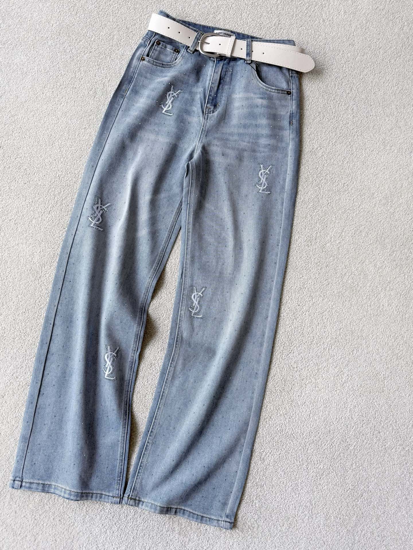 NO:797814,There are so many cool items this month!! I have already prepared them for your 5·1 trip. Buy pants and get a belt for free. It is still the best straight fit. It slims down and beautifies the lines, no matter what. Fine and smooth YSL letter embroidery has been drilled at high temperature and will not fall off easily. The color is light blue that is very suitable for spring and summer. It can be worn with any top from the closet!!,, saint laurent,19860909这个月的狠货太多了 !! 已经在给你们的5·1出行准备了 买裤子就送皮带 依旧是zui好穿的直筒版型 显瘦美化线条,不在话下 精细平稳的ysl字母刺绣 再经过高温烫钻,不易脱落 颜色是非常适合春夏的浅蓝 随便从衣橱抓一件上衣都能搭 !!,,saint laurent,,Women's clothing