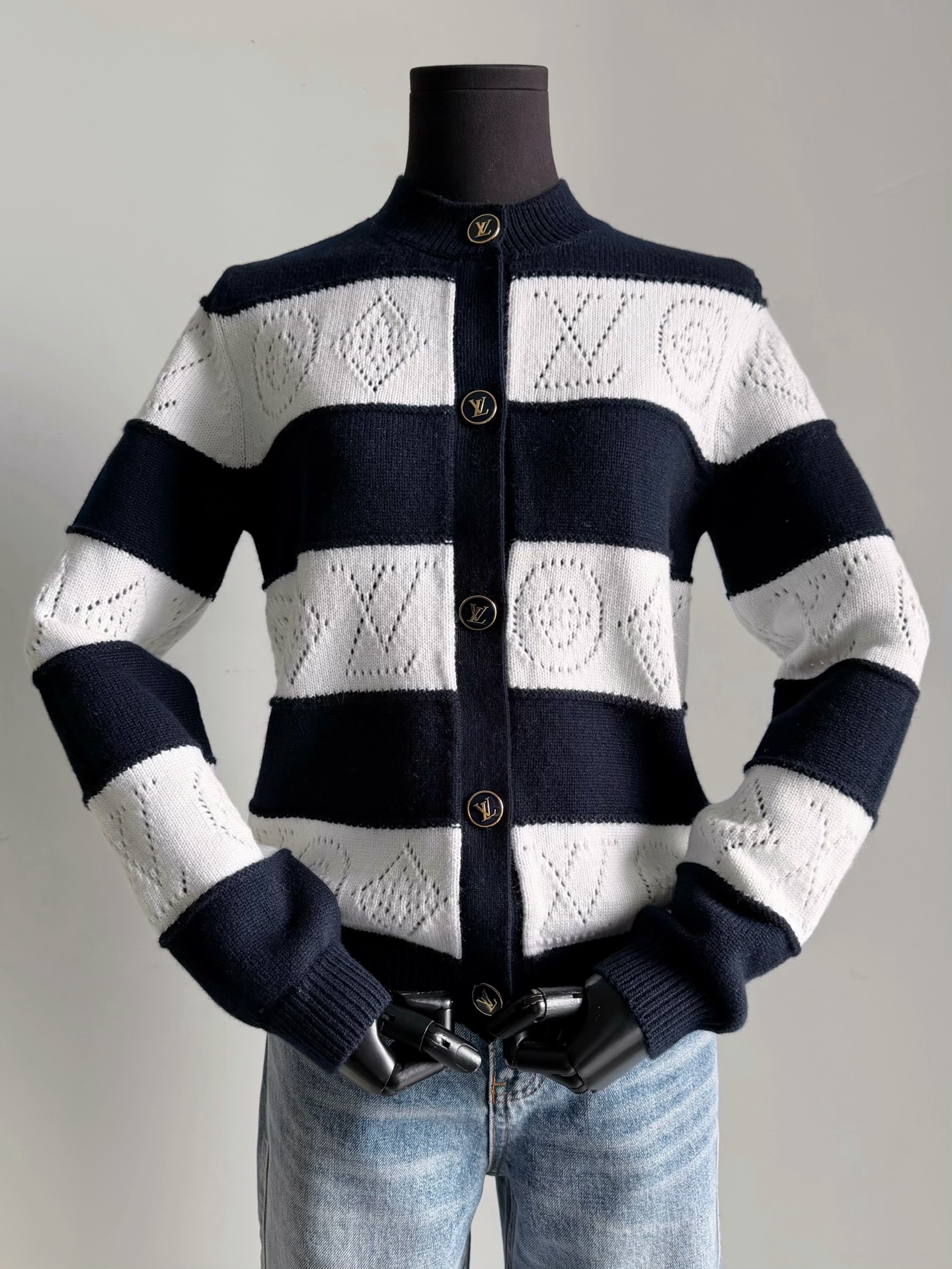 NO:797809,This year’s nautical series has stabilized. I bought it offline at a higher price. It is definitely worth the money. Many VIPs have not yet got it. Follow my family’s footsteps and be the first to wear it. The nautical series can be said to be one of the identity symbols of the Lu family. 1. The sheep wool + cashmere wool used is high cost. 2. Imported machine sewing plates and manual seams. 3. Infrared positioning makes no difference to the flowers. In terms of craftsmanship, it is an absolute ceiling level. I bought both cardigans and short sleeves from yb.  Whether you keep it for yourself or give it away, speed rush,,louis vuitton,louis vuitton,T-shirt,19860909今年的航海系列稳了 线下加价购入,绝对值回本的一件 现在很多vip都还没有拿到手 紧跟我家步伐,率先穿上 航海系列可以说是驴家身份标识之一 1.所用的绵羊毛+羊绒毛料高成本 2.进口机器缝盘,人工挑缝 3.红外线定位对花毫无差别 从工艺上来说绝对的天花板级别. 我家开衫和短袖都买入yb 不论你们自留还是送人,速度冲,,louis vuitton,louis vuitton,T-shirt,,Women's clothing