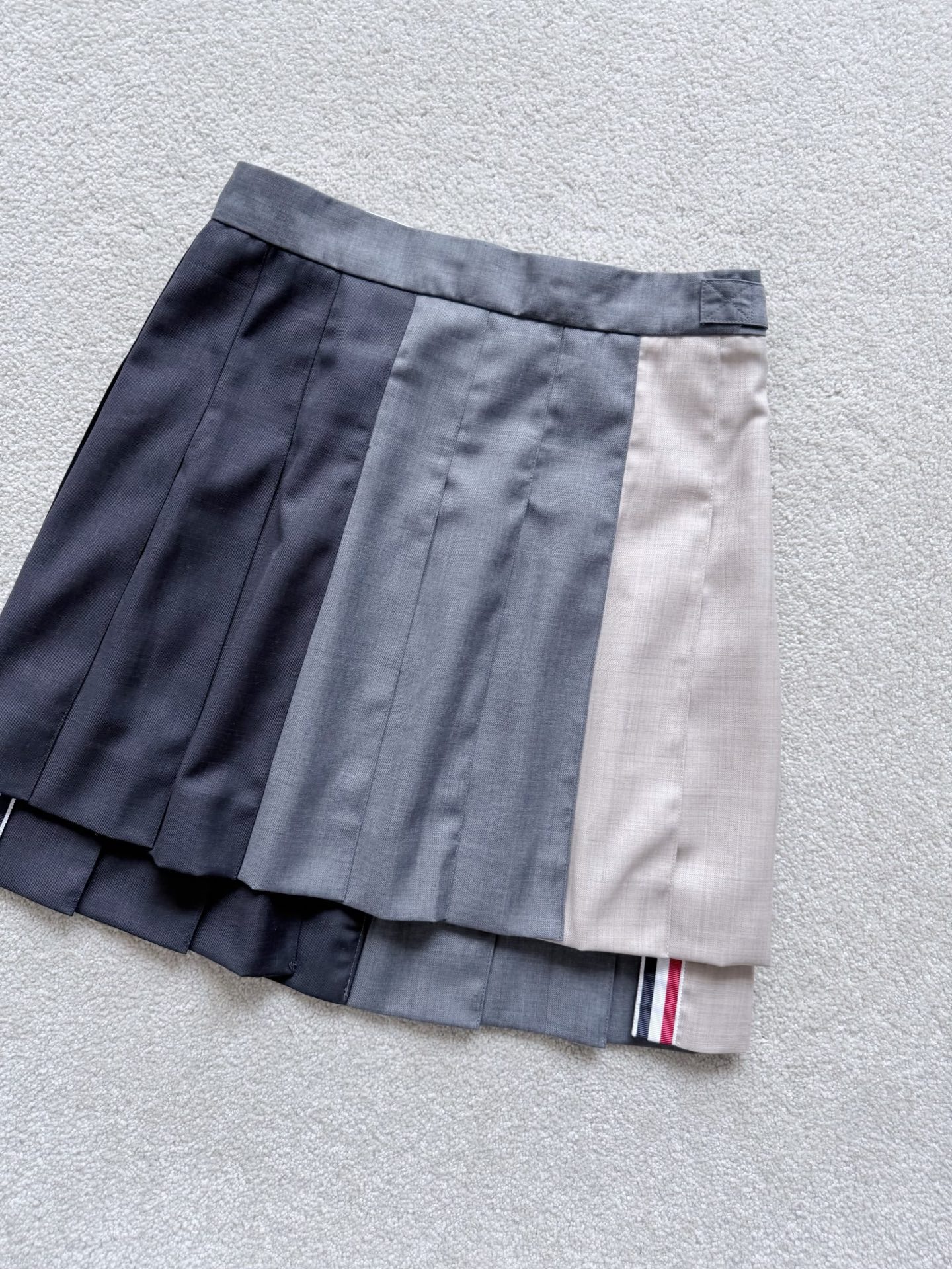 NO:798220,Continuing to enrich all categories of TB in my family, the high-end pleated skirt is here ~ Customized merino wool suit fabric, imported machine high-temperature pleating, each layer is drapey and stylish. The three-dimensional precision tailoring undoubtedly covers the hips and makes you slimmer. The design of short front and long back, beautifies the proportions and has a better visual effect on the upper body. This one is more expensive than previous pleated skirts. The splicing fabric is time-consuming and labor-intensive, and it is difficult to make. TB high-end players accept it for quality control, skirts, business suits,19860909继续丰富我家TB全品类 高级感拼接色百褶裙来了 ~ 定制美丽奴羊毛西装面料 进口机器高温压褶 每一层都是垂坠有型. 立体精工剪裁毫无疑问包臀显瘦 前短后长的设计,美化比例 视觉上上身效果更佳 这一款比以往的百褶裙成本都高 拼接面料耗时耗力,制作难度大 TB高阶玩家品质控就收它,,skirts,business suit,,Women's clothing