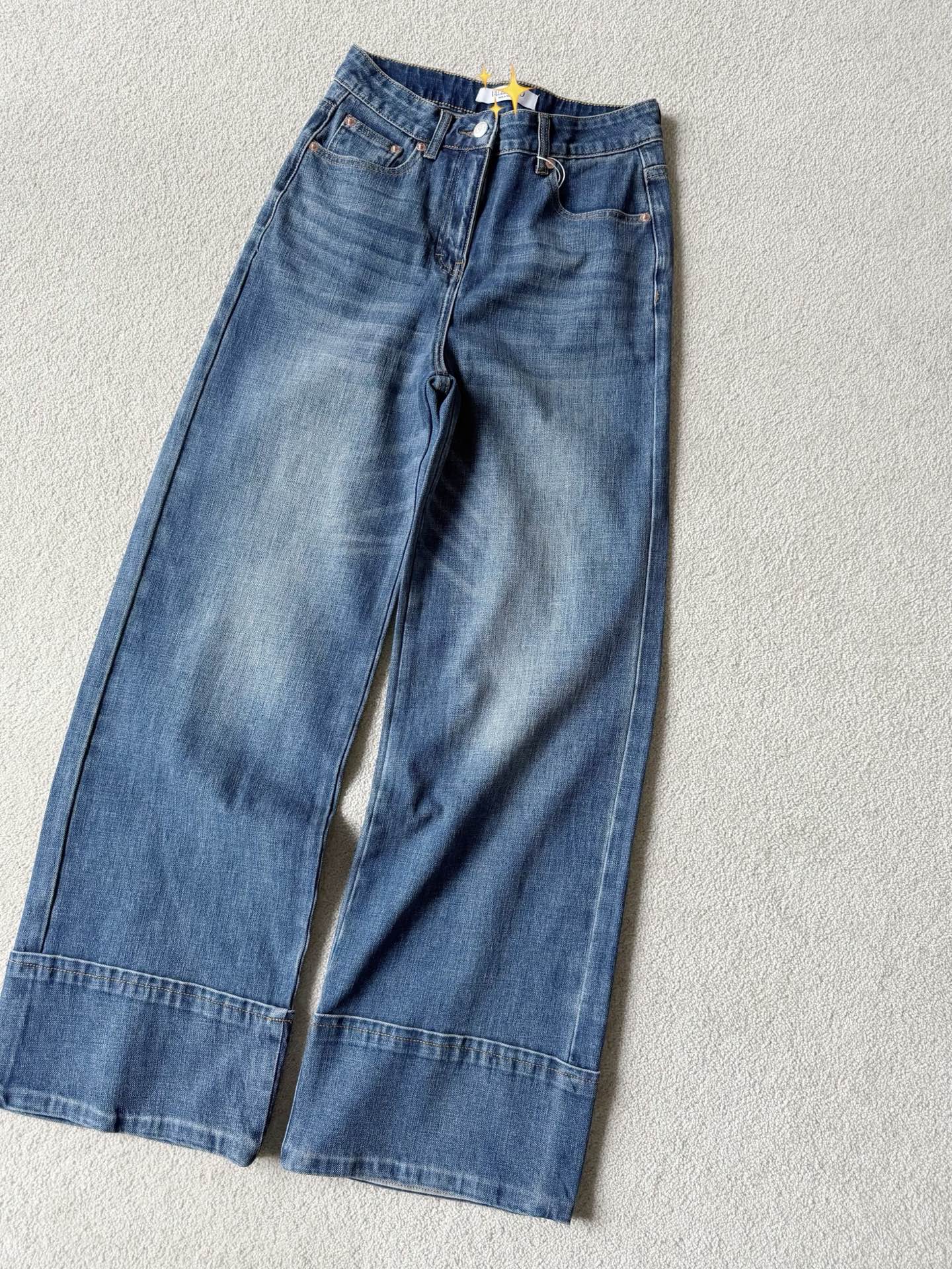 NO:798216,A unique presence in the wardrobe ~~ The high-quality wide-leg jeans produced by Warren's family are the style that you can see. The daily jeans are also different from other brands. The custom-made high-weight denim cotton is very solid and the three-dimensional tailoring is full of materials. I like the widened leg design ~~ The upper body effect is excellent when walking with style. With the classic V-shaped hardware embellishment on the back, not too much or too little logo is enough.,,valentino,jeans,19860909衣橱里别具一格的存在 ~~ 高品质大气感阔腿牛仔裤 华伦家出品就是看得到的气质款 日常牛仔裤也和别家拉开差距. 定制高克重牛仔棉非常扎实 立体剪裁用料十足 最喜欢加宽的裤脚设计 ~~ 上身效果极佳走路带风 加上后副经典V字五金点缀 不多不少的logo就足矣.,,valentino,jeans,,Women's clothing