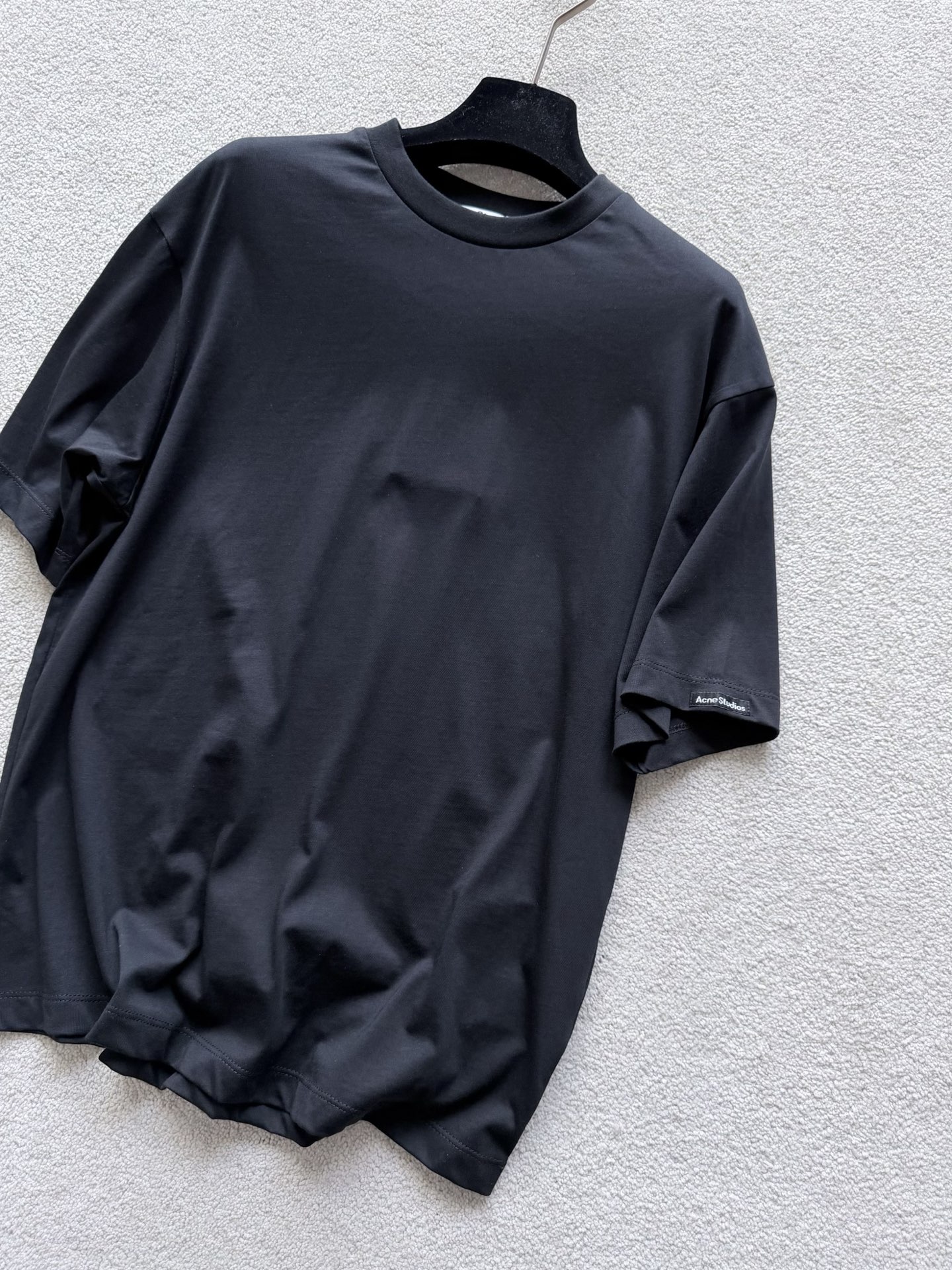 NO:798517,Actual photos of black details. A basic tee that you don’t need to think about. No logo and more durable. A mini label on the sleeve is really cute!!,,19860909黑色·细节实拍图 无需考虑的基础款tee 无logo更耐穿 袖子上一个mini小标签 真的很讨喜 !!,,,Women's clothing