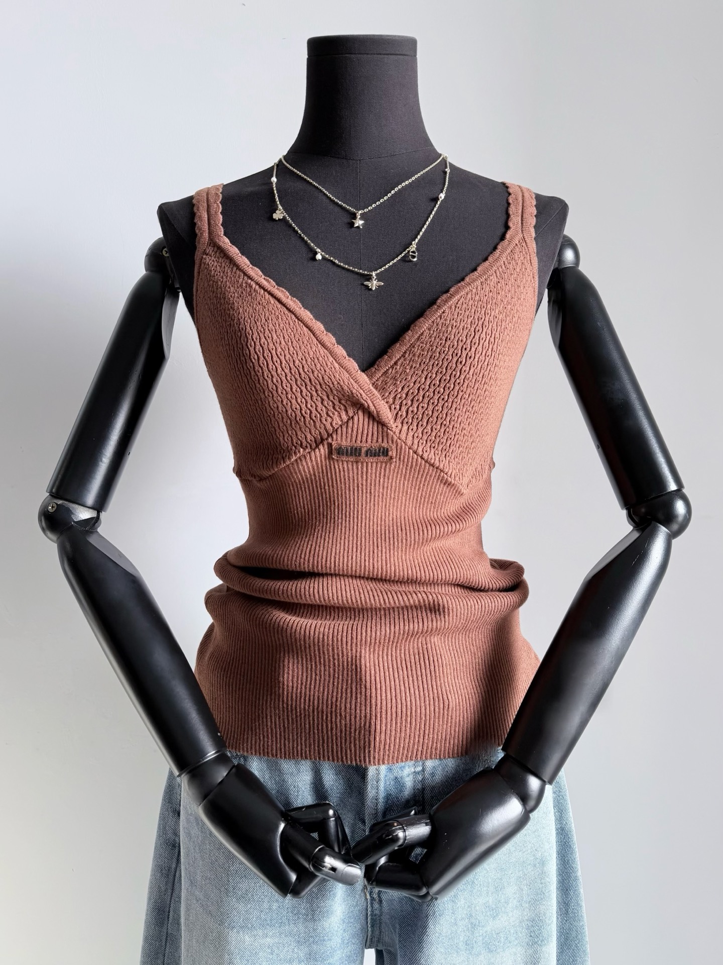 NO:798526,Brown·detailed real photos. Anyone who has bought this version knows how easy it is to wear. The cabinet has a new color scheme this summer. The upper body is whiter and makes the complexion look brighter. It can be paired with a light-colored lower body.,,19860909棕色·细节实拍图 版型买过的都懂有多好穿 柜子今年夏天新出配色 上身显白,又抬气色 可搭配浅色系的下半身绝绝子.,,,Women's clothing