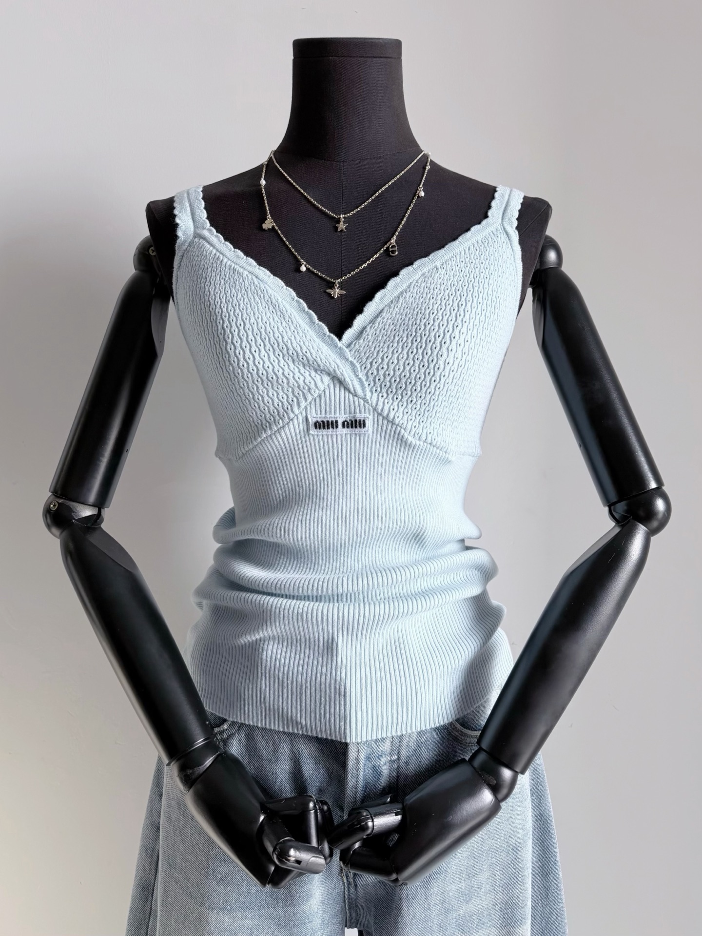NO:798520,The gospel knitted vest for miu girls has new color combinations of light blue, dark brown, and white. I have replenished the order more than 6 times and still can't get enough. New and old customers have been adding more orders!! This time we continue to add new colors to the cabinet to meet your various outfit needs at the end of the year ~~ Made of custom-woven and dyed pure cotton knitted fabric, elastic, the new version of the hollow weave is properly spliced, the right degree of skin exposure, and the upper body can infinitely beautify the body proportions  A circle of small lace jacquard hemming makes the girl full of heart,,miumiu,19860909miu女孩的福音针织背心 新配色浅蓝色·深咖色 白色陆续补单了6次以上还不够发 新老顾客都一直在加单的款 !! 这一次我们继续增加柜子新色 满足年底你的各种穿搭需求 ~~ 定织定染纯棉质针织面料,有弹力 镂空织法全新版型拼接得当 恰到好处的露肤度 上身无限美化身材比例 一圈小花边提花包边少女心满满,,miumiu,,Women's clothing