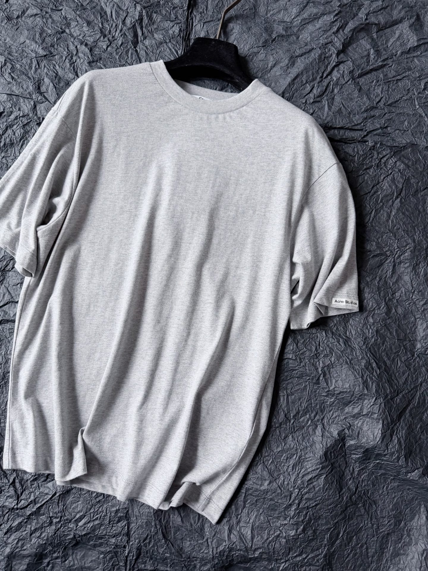 NO:798514,Gray·Details Actual Photos It’s hard to encounter such a minimalist design again. Acne really understands our aesthetics. A must-have cost-effective item in the wardrobe. The three colors can be layered at will. Acne studios,19860909灰色·细节实拍图 很难再遇到如此极简的设计 acne真的很懂我们的审美. 衣橱必囤的性价比单品 三个颜色都可以任意叠穿,,acne studios,,Women's clothing