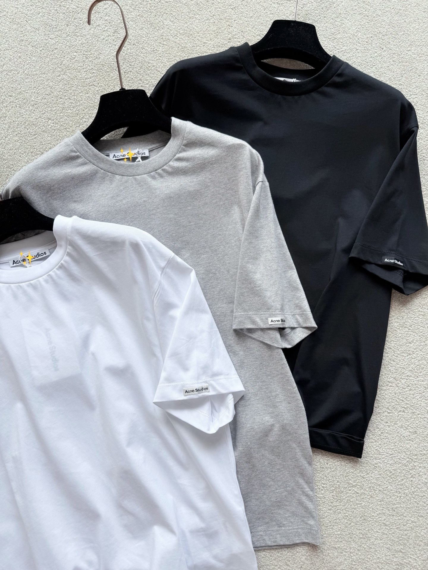NO:798511,I like the minimalist design, a basic tee that can be used quickly to get Acne's summer masterpiece. When you don't know what to wear, you can grab it and go out in five minutes. There is no worry or anxiety about dressing ~~ Customized 24-count special woven compact cotton, silky, skin-friendly, comfortable and breathable, very suitable for summer. A simple small label logo is sewn on the sleeves. The loose version with dropped shoulders is easy to control. The three colors can be layered at will ~~ Genderless wear item, three colors come together, Acne  studios,19860909钟意极简设计,基础款的tee 速度来收acne夏天的神作 是那种不知道穿什么的时候 抓上它就能五分钟出门 完全没有穿搭烦恼和焦虑 ~~ 定制24支特纺紧密棉 丝滑亲肤舒适透气,非常适合夏天 袖子边缝制简约的标签小logo 落肩宽松版型hin好驾驭 三个颜色还能任意叠穿 ~~ 无性别穿搭单品,三色齐发,,acne studios,,Women's clothing