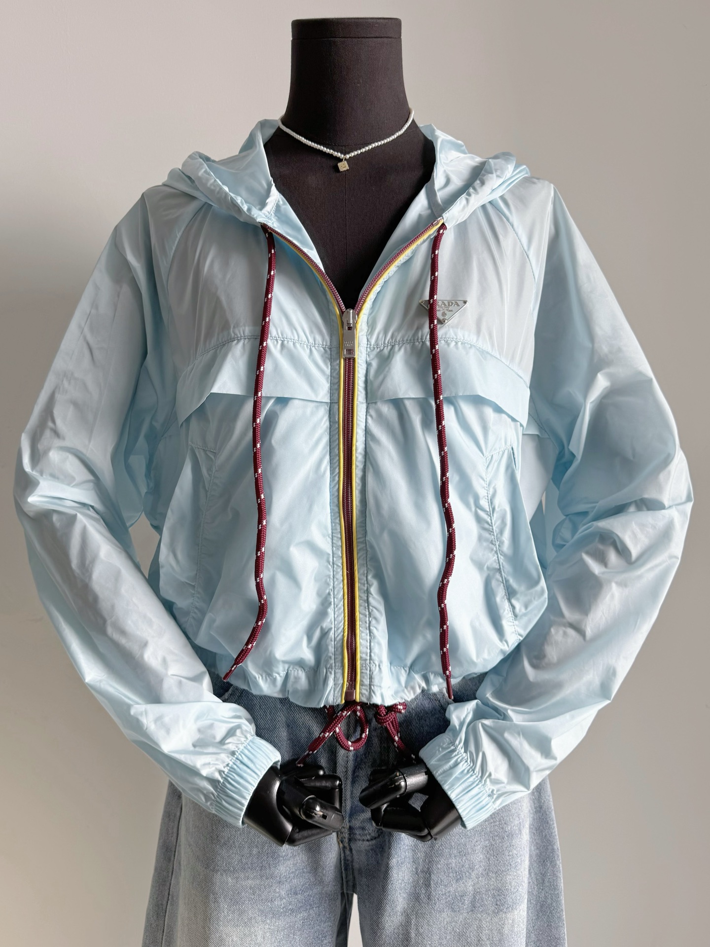 NO:798516,SS26 new nylon series · blue, new metal triangle logo, drawstring hood for sun protection, sun protection and windproof, a fashionable item with great value, a series produced by prad every year. This year, the light blue nylon fabric is more refreshing. Short style with hood, beautifying the proportion of the upper body. Classic triangle logo with reddish brown drawstring embellishment. It can be matched with any lower body. It can be used in spring, summer and autumn, especially in air-conditioned rooms in summer.  This small coat is easy to carry and protect yourself, prada, dior, jackets & coats, hats,19860909SS26全新的尼龙系列·蓝色 全新金属三角标,抽绳连帽防晒 可防晒 可防风 超值的一件时髦单品 prad家每年都出的系列. 今年浅蓝色尼龙面料更加清新了 小短款加连帽,上身美化比例 经典三角标加红棕色抽绳点缀 不论搭配什么下半身都可. 春夏秋三个季节都能用到 特别是夏日空调房之内 这种小外套携带方便,保护自己,,prada,dior,jackets & coats,hats,,Women's clothing