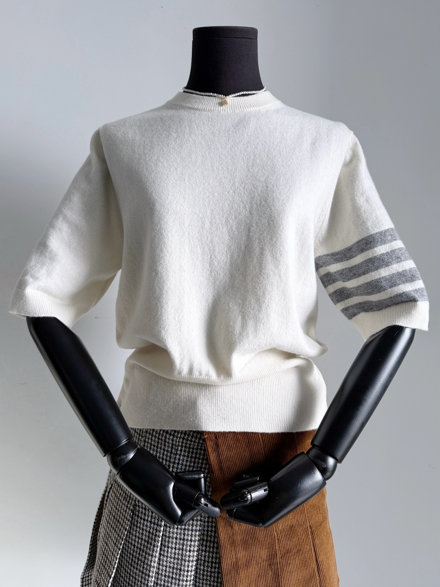 NO:799261,Off-white, detailed real-life photos, the texture is really heartwarming because the wool is used well enough. Although the cost is high, it feels great and the upper body effect is also extremely high-grade.,,19860909米白色·细节实拍图 质感真心让人心软软 因为毛料用得足够好 虽然成本高,但手感绝佳 上身效果也是极致上档次.,,,Women's clothing