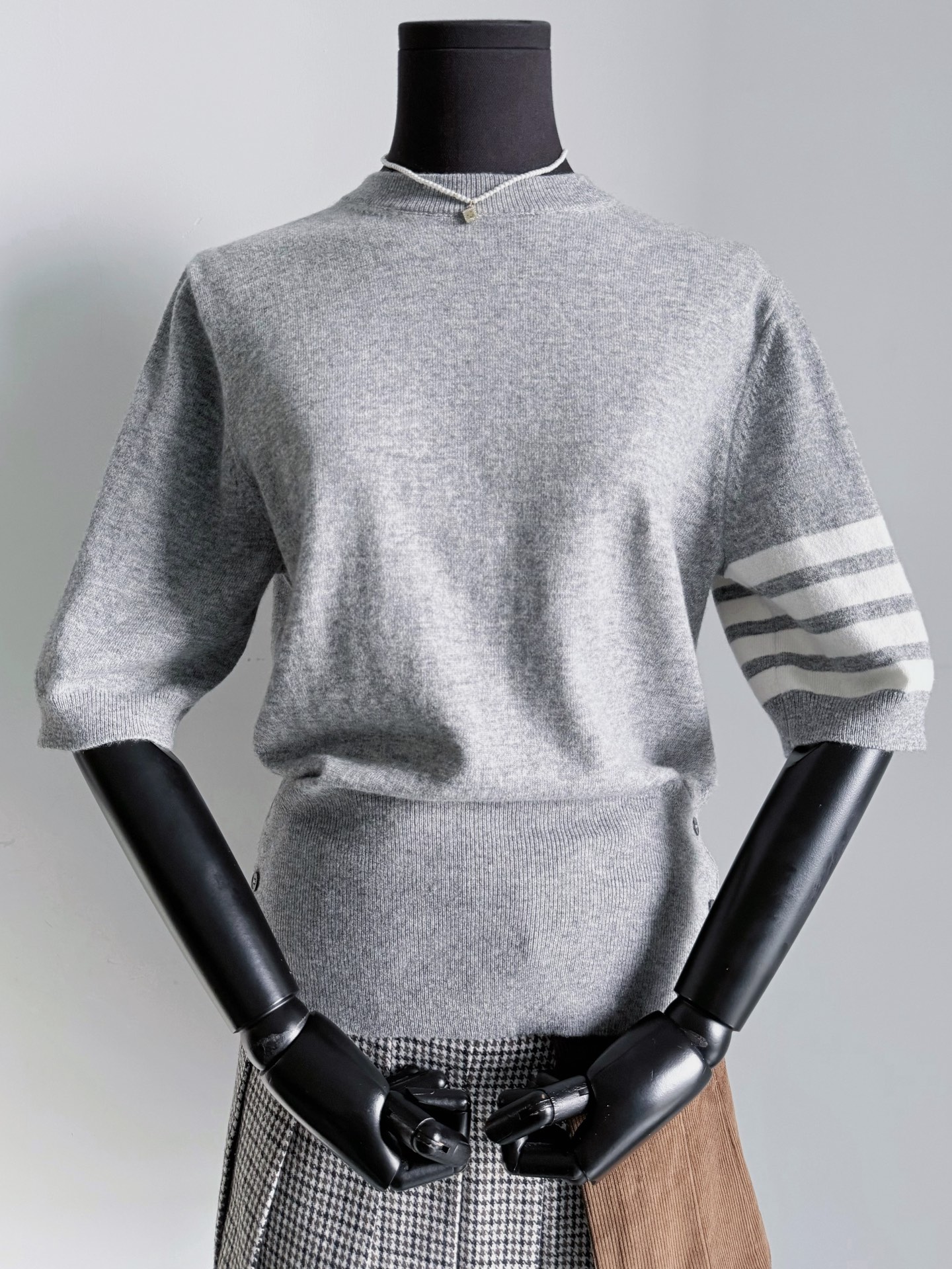 NO:799255,Gray·Details Actual Photo Needless to say, the high-end gray is one of TB’s main colors all year round. Look for my own version of merino wool, which truly restores the feel and comfort. It is a knitted series that can also be worn in summer.19860909灰色·细节实拍图 无需多言的高级灰色 是TB常年的主打色之一. 认准我家对版美丽奴羊毛毛料 真心还原了手感和舒适度 夏天也能穿的针织系列,,,Women's clothing