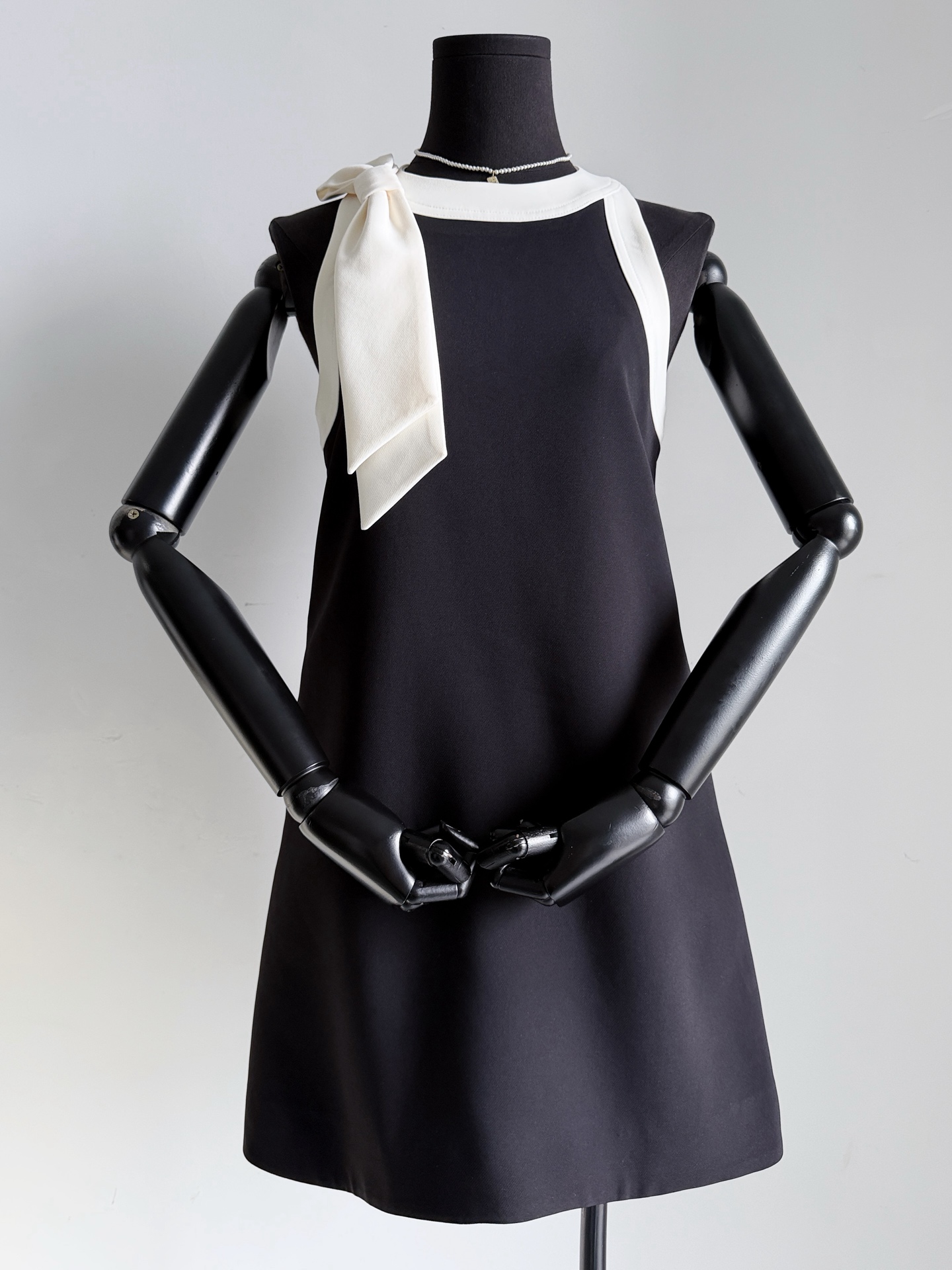 NO:799271,The word-of-mouth bow dress comes back to you on time every year!! A little black dress that is always missing in the wardrobe. It is different from the traditional design in the past. This one is beautiful to a new level~~ It is made of high-quality silk wool fabrics and lined with mulberry silk. It can not only achieve a good fit/drape feeling, but also be more moisture-wicking and breathable. You are not afraid of the sultry summer~~ The three-dimensional cut bow on the chest is timeless and the contrast between black and white makes people easily stand out no matter what the occasion.,skirts,19860909口碑款蝴蝶结连衣裙 每一年准时给你们复出 !! 衣橱永远缺少的一条小黑裙 区别于以往的传统设计 这一条美出新高度~~ 甄选优质丝毛面料,内衬桑蚕丝 既能做到好版型/垂坠感 又能更加吸湿排汗透气 对于闷热的夏天不在怕的 ~~ 胸前立体剪裁蝴蝶结 永不过时黑白撞色 不论什么场合都让人轻松出挑,,skirts,,Women's clothing