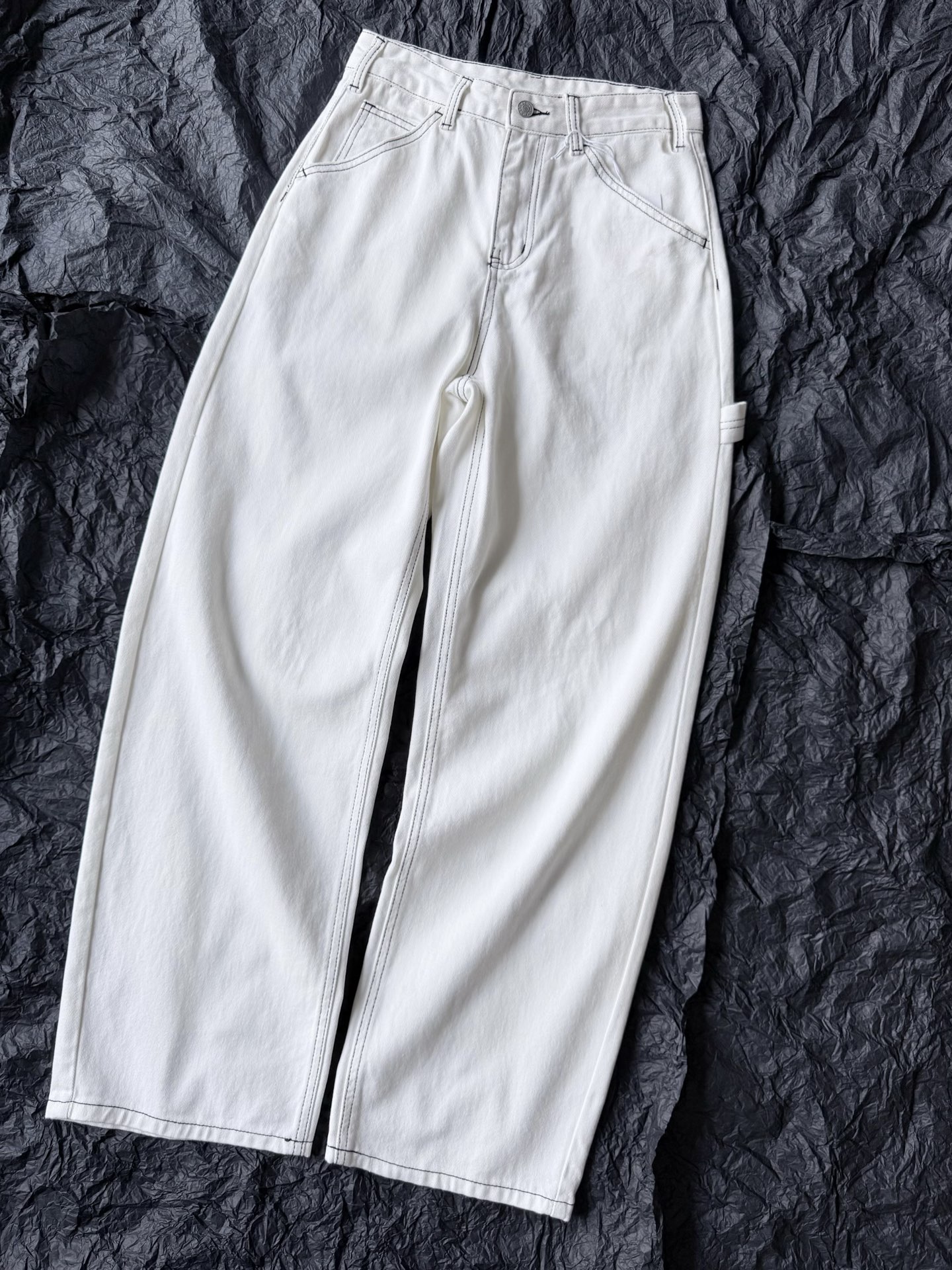 NO:799260,AC's new bow-knot sweet and cool jeans were handed over to me again ~~ A good aesthetic item, no doubt the first to wear it is fashionable. Customized high-weight denim and cotton, the relatively white color is very easy to match, and it is also very suitable for spring, summer and autumn atmosphere. The three-dimensional cut scimitar version, the back embellished with webbing and strap details, adds a touch of casual and fashionable overalls, and the open stitching requires higher craftsmanship.  If you like high-quality and good-fitting pants, come in,,jeans,19860909AC新款蝴蝶结甜酷牛仔裤 又被我“快准狠”交出来啦 ~~ 好审美单品,毫无疑问 率先穿上的都是时髦精 定制高克重牛仔棉 比较正的白色非常好搭配 也很适合春夏秋氛围感穿搭. 立体剪裁弯刀版型 后副点缀织带和表带细节 又多了一丝工装裤休闲时髦 明线走边对工艺要求是更高的. 喜欢高品质和好裤型的来入,,jeans,,Women's clothing