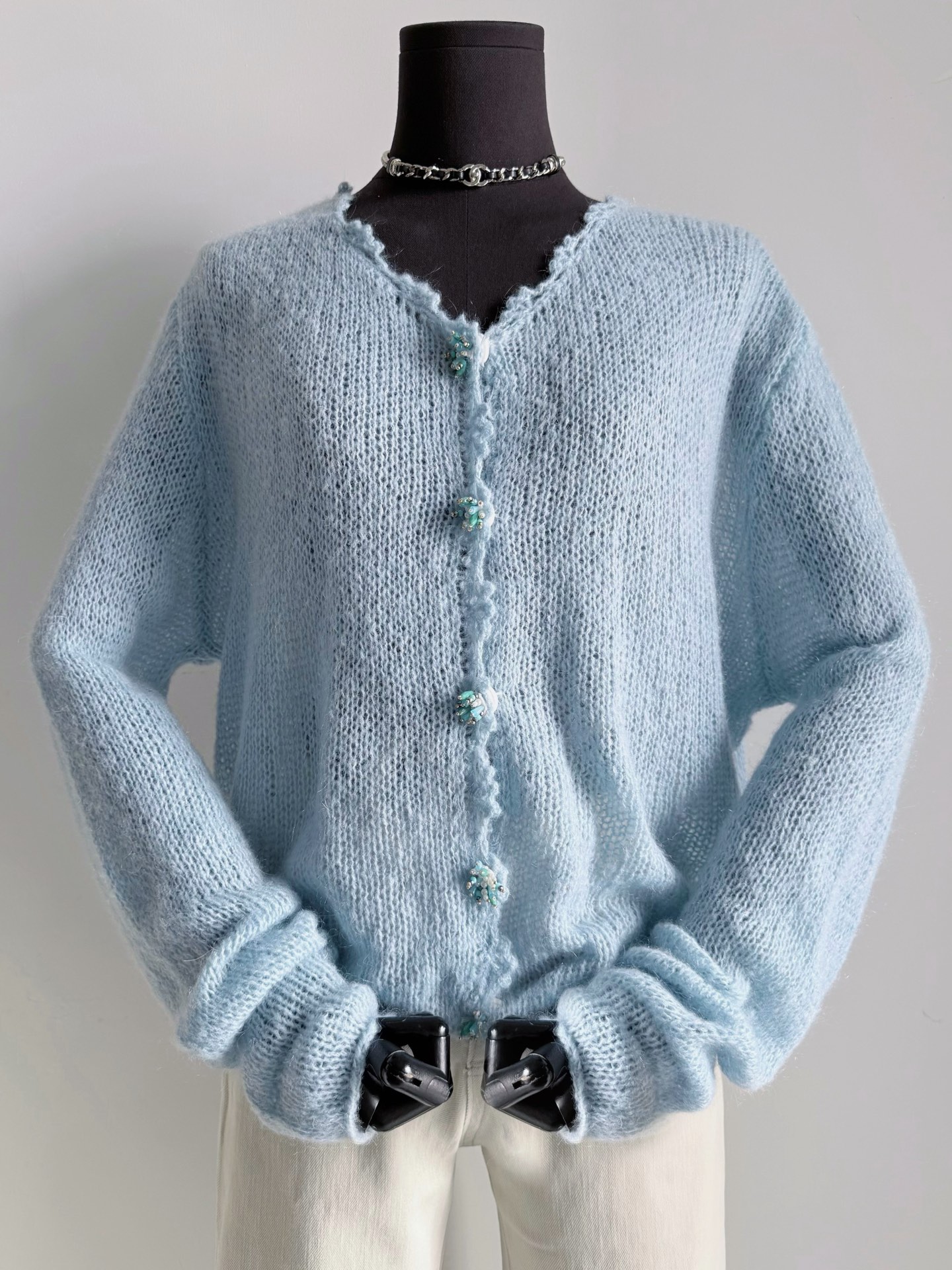 NO:799259,Vintage fragrance continues to come out, another soft and waxy blue shirt that I love~~ When I got the actual product, it was so soft that I fell in love with it. It is so skin-friendly and delicate that I really can’t resist!! The extremely fine cashmere wool is woven by an imported machine. You can see the mesh hollows and the drape is stylish but not stretched at all. The entire small hand-crocheted lace, including the beading and sewing of heavy-duty buttons, is all handmade by our workers ~~  Gentle and age-reducing product can also be used in air-conditioned rooms in summer. It is recommended for new and old customers to receive this product.,,19860909vintage中古香继续出 又一件我心头爱的蓝色系软糯小衫 ~~ 拿到实物软到我心砍上 亲肤细腻真的无法抵抗 !! 极细的羊绒毛料经过进口机器织造 可以看到网眼镂空 垂坠有型却一点也不拉垮. 整件纯手工钩织小花边 包括重工扣子的定珠和缝制 都是我家工人纯手工制作 ~~ 温柔减龄夏季在空调房也可以用到 推荐新老顾客都要收这件.,,,Women's clothing