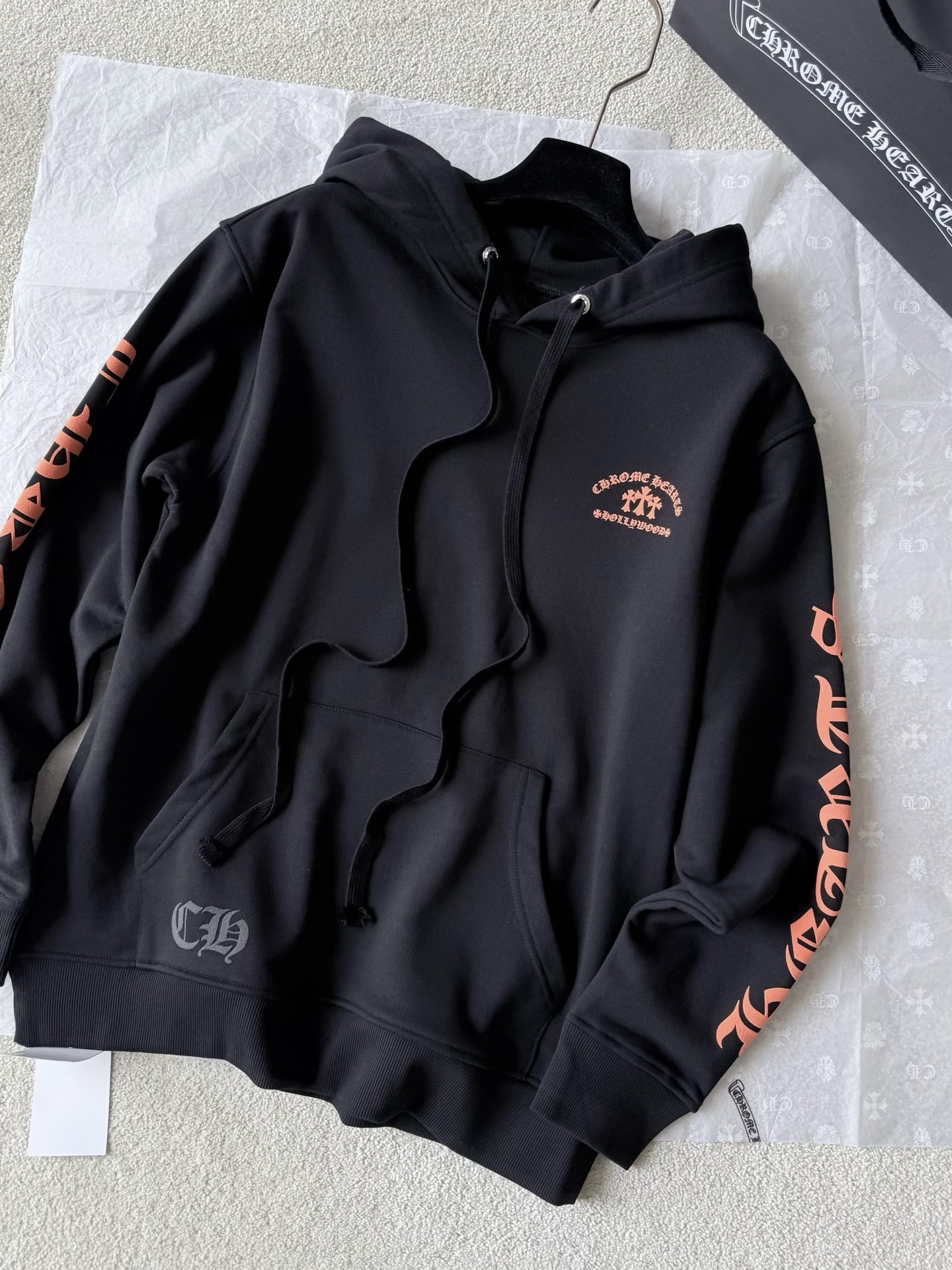 NO:799253,A must-have casual hooded sweatshirt in your wardrobe. The CH orange color, everyone who has worn it knows how fashionable it is. Custom-dyed reactive black coil fabric with threads. The whole body presents a high-end uniform tone without color difference. The loose shoulder style requires a lot of materials, which leads to a higher cost compared with ordinary sweatshirts. The environmentally friendly glue three-dimensional foam printing with custom dyeing is clean and neat on the front and back, without any excess. Each piece of the same style for men and women comes with a handbag. Recommended to share with family members.  ~,,hoodie,sweatshirts,hats,19860909衣橱必囤的休闲连帽卫衣 ch橘色调,穿过的都懂它的时髦 包缸定染活性黑线圈面料加螺纹 整体呈现高级一致色调,无色差 宽松落肩版型对用料要求很大 导致和普通卫衣相比,成本也高了 定染的环保胶浆立体发泡印花 前后都干净利落,没有一丝多余 男女同款每一件都配送手提袋 推荐和家属一起共享 ~,,hoodie,sweatshirts,hats,,Women's clothing