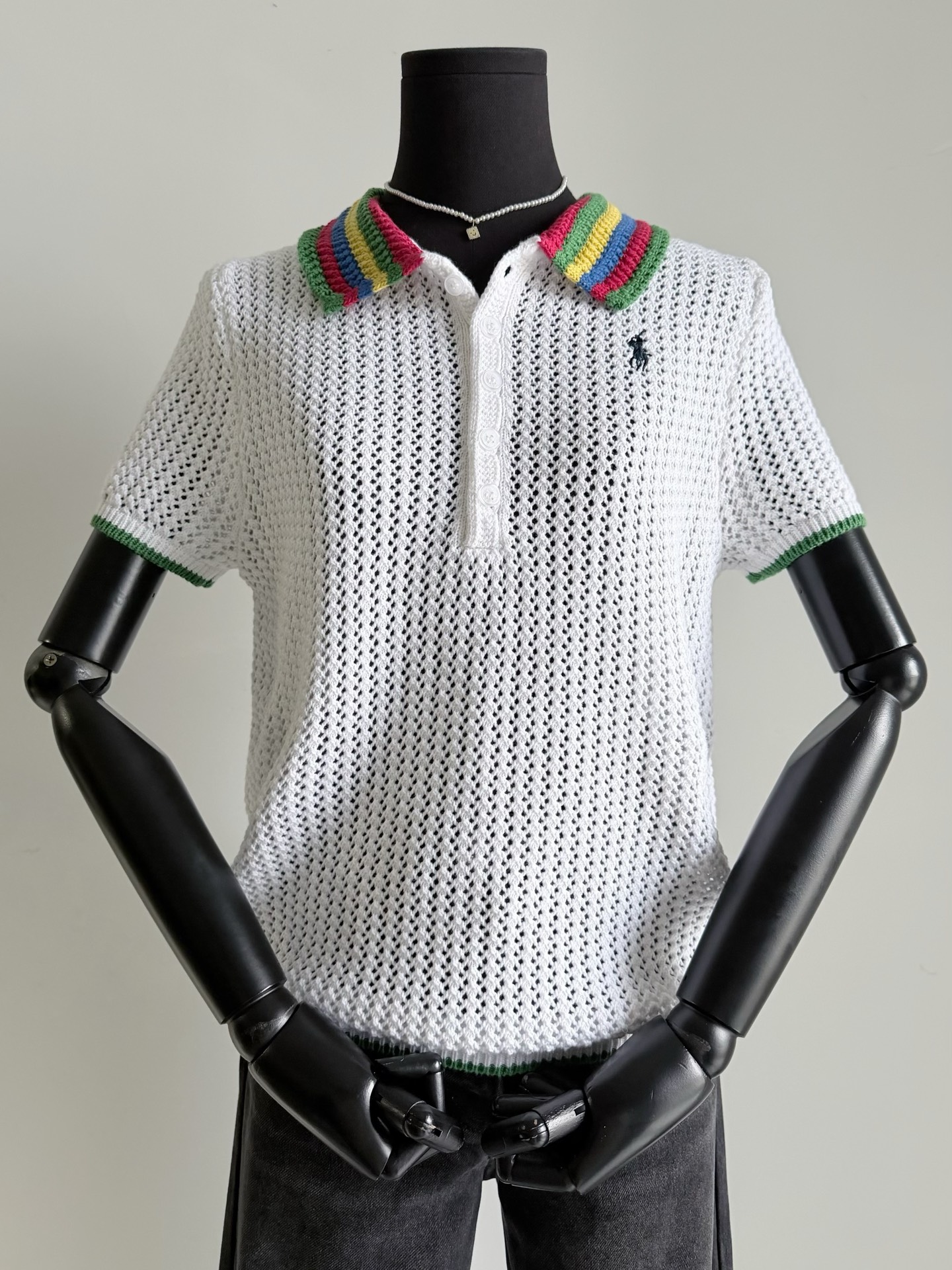 NO:799250,Dear regular customers, please take advantage of the first batch of ready goods~~ A very popular little top in the cabinet. A must-have polo shirt for Wimbledon. I really love this color!! The white imported cotton that is dyed in a vat is very textured. It is not soft and invisible, but has a solid feel and drape. The colorful polo lapels and hem/cuffs are embellished. It is more fashionable than previous polo shirts.  There is a surprise piece on the upper body, come quickly,,19860909各位眼尖的老顾客 趁首批现货先下手为强 ~~ 柜子很火的一件小上衣 温网穿搭必备的polo衫 这个配色我是真的爱 !! 包缸定染的白色进口棉很有质感 不是那种软趴趴的,无形的 而是扎实有手感也有垂坠感的 彩色polo翻领和下摆/袖口相点缀 比以往的polo衫更加时髦了 上身有惊喜的一件,速度来,,,Women's clothing