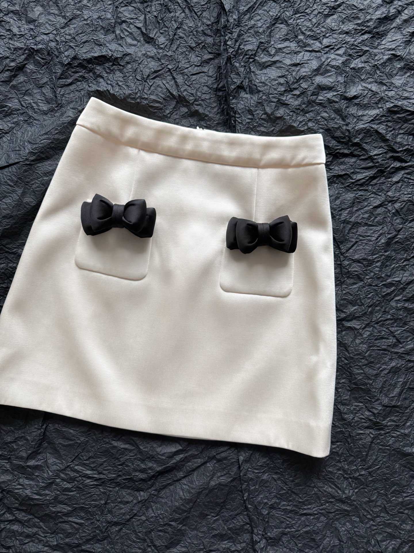NO:799247,Detailed picture of the matching bow skirt. It still looks beautiful when worn alone with other tops. The three-dimensional bow is very heavy and is not a quality that can be seen everywhere in the market.,,skirts,19860909配套·蝴蝶结半裙细节图 单独搭配其他上衣照样很美 立体蝴蝶结非常重不是市面随处可见的品质.,,skirts,,Women's clothing