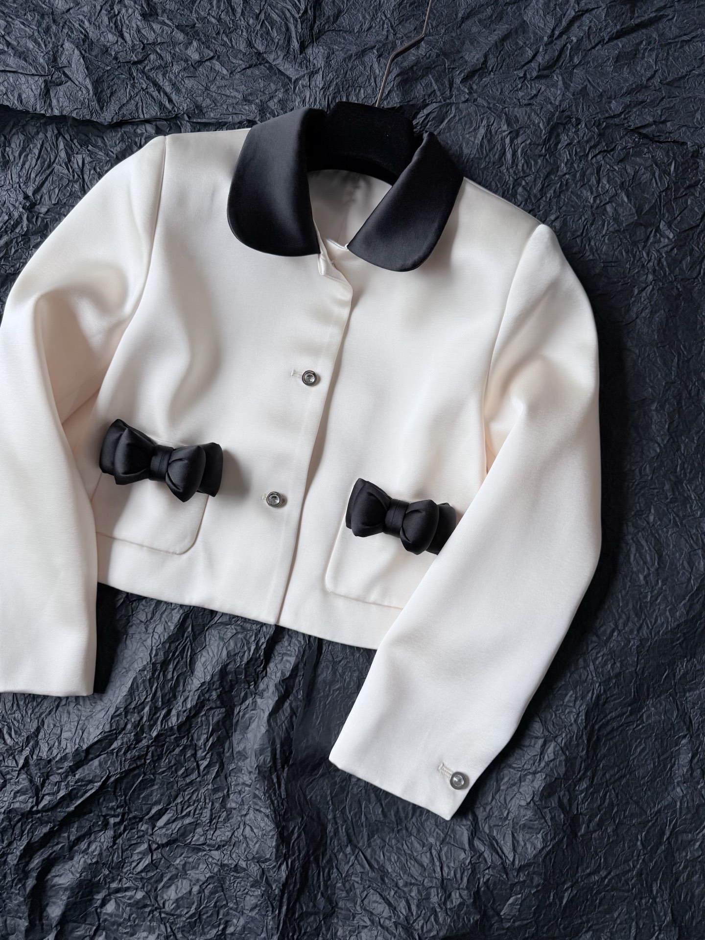 NO:799245,Jory's cabinet is very difficult to put together, just come to us and spend a small amount of money to solve it ~~ We have three-dimensional bow series jackets and skirts, all of which are in good condition. It is a boutique suit that can be matched separately. The high-grade silk wool fabric refuses to be fake and looks high-end and textured under different lights ~~ Note that the black of my lapel also has a pearlescent texture and echoes the three-dimensional bow of the body. The jacket has a H-shaped shoulder, which has no restrictions on the body shape, even oval shoulders can be controlled well, skirts, jackets &  coats,19860909Jory柜子超难凑齐一套 来我们这里直接花小钱解决 ~~ 立体蝴蝶结系列外套和半裙 我们都全品相出齐. 可以分开搭配的精品套装 超上档次的丝毛面料拒绝假滑 不同光线下都很高级有质感 ~~ 注意我家翻领的黑色也是珠光质感 和衣身立体蝴蝶结相呼应. 外套正肩H型对身材不设限 即使是椭圆肩也能驾驭得很好,,skirts,jackets & coats,,Women's clothing
