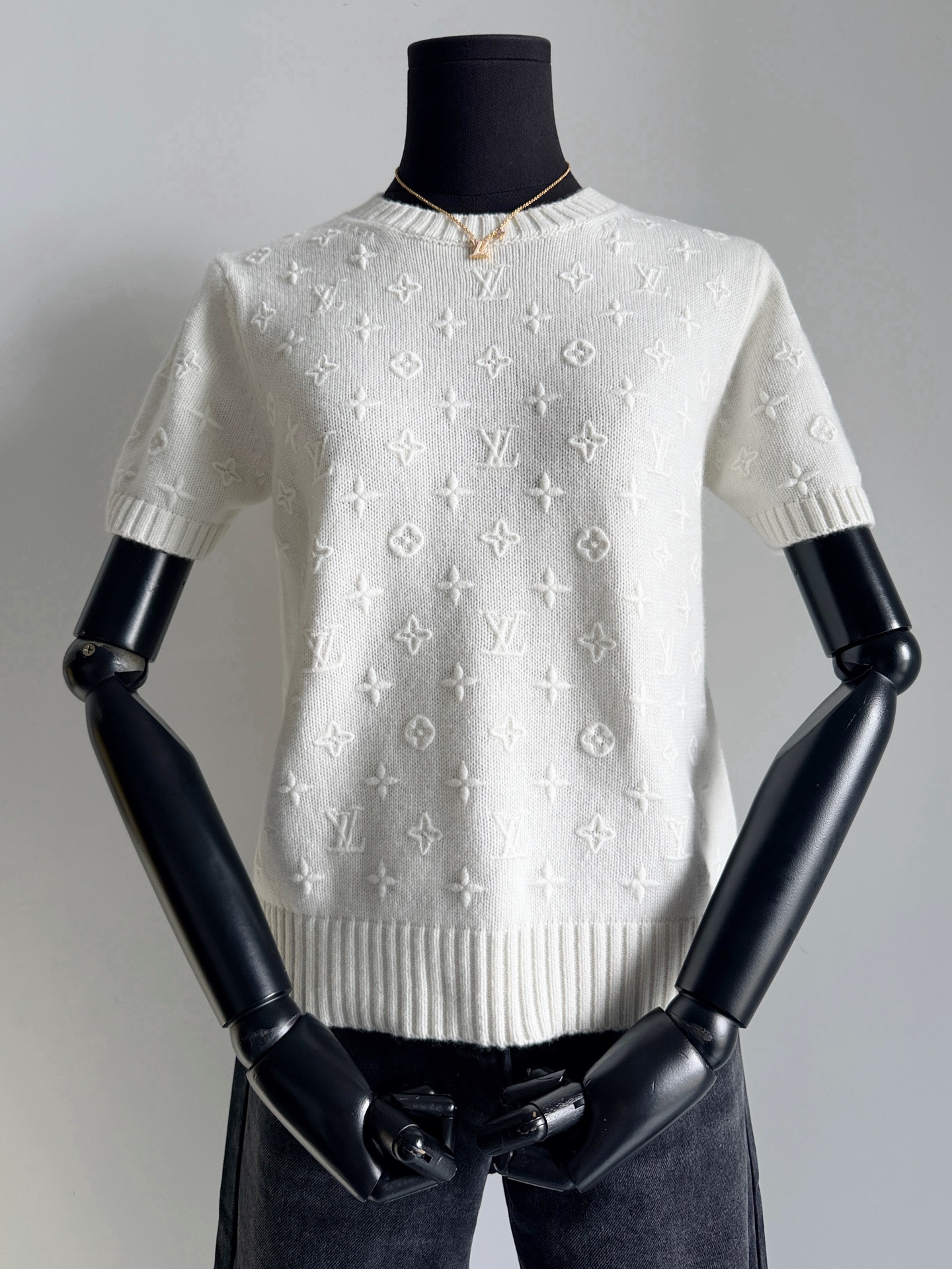 NO:800120,We bought the long sleeves from yb, but we insist on buying the short sleeves. Although the wool and workmanship are the same, the details and pattern of the short sleeves are still different. The three-dimensional embroidery of the whole piece can be said to be vividly restored. I take real photos without filters and beauty. I will not process the photos later, so the real thing you get will look better. Custom-made ultra-fine cashmere wool is tightly woven with the same off-white matte embroidery thread, and the front and back are precisely matched and floral embroidery.  This is really popular. You should buy the higher version.,,T-shirt,19860909长袖买了yb,短袖我们坚持买 虽然毛料和做工都一样 短袖的细节和版型还是有区别的. 整件的立体刺绣可以说是还原淋漓尽致 我家都是无滤镜无美颜实拍 后期也不会加工p图 所以你拿到的实物都会更好看. 定制极细羊绒毛料紧密织造 同样的米白色哑光绣线 前后精准对格+对花刺绣 这件确实很火你们要买高版本.,,T-shirt,,Women's clothing