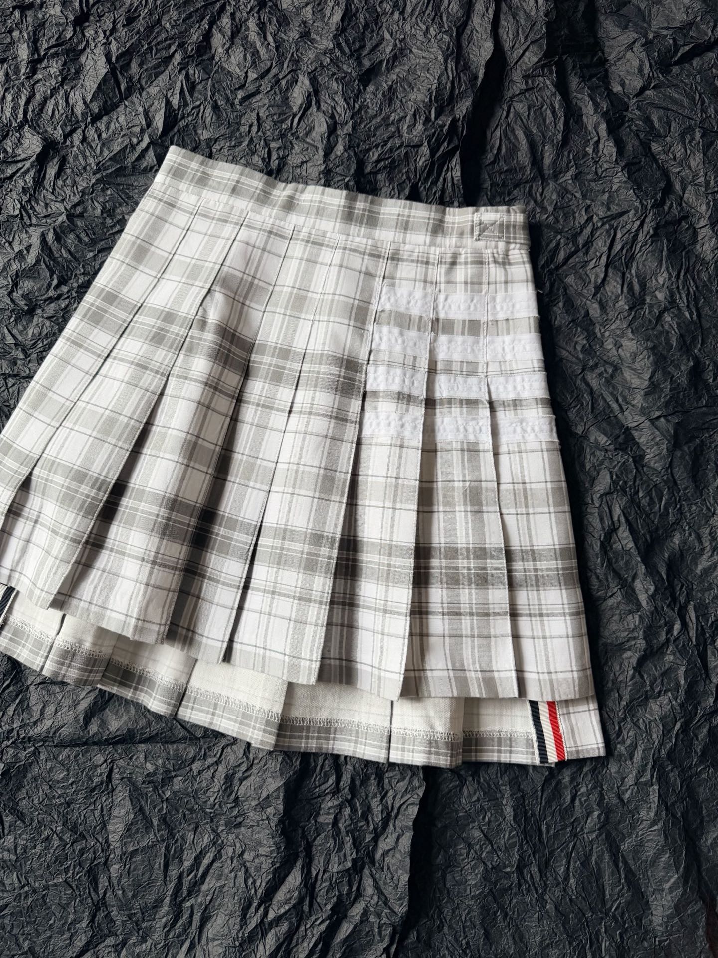NO:800678,This year, I have completed my TB collection and have included all the high-looking items in my wardrobe!! I love this patchwork pleated skirt. It breaks the dullness and rigidity of the past. The college-style pure cotton plaid fabric is very comfortable, plus the old-fashioned collage has a fashionable feel. It is really more suitable for daily wear ~~ Pay attention to the small details in our real photos. The front and back of the whole piece, positioning, high-temperature pleats, exclusive small buttons and zippers  And the impeccable version with short front and long back,,skirts,19860909今年蹲好了我家的TB 全系列高颜值单品都纳入衣橱 !! 好爱这条拼贴布百褶裙 打破了以往的沉闷和呆板 学院风格纯棉格纹面料很舒适 再加上做旧拼贴时髦感 真心更加适合日常穿搭了 ~~ 认准我们实拍的小细节 整件前后,定位对格,高温压褶 专属的小扣子和拉链 以及前短后长的版型无可挑剔,,skirts,,Women's clothing