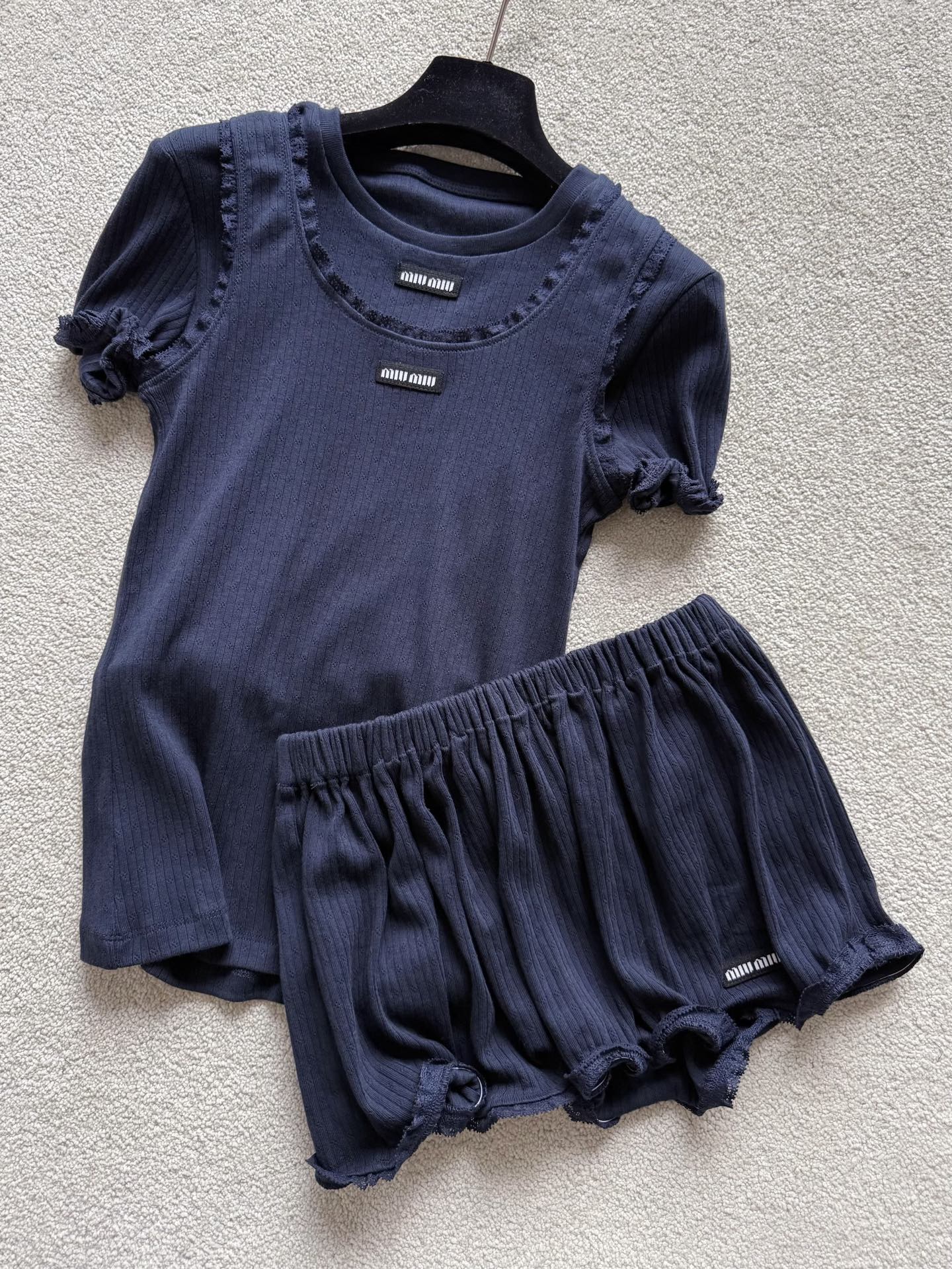 NO:800704,Actual photos of the details of the mini-curling series·skirt. Whoever wears this very cute one will love it. The elastic waist has no limit and the hem is rolled to make the thighs look very thin. Skirts,19860909小卷边系列·半裙细节实拍图 非常乖的一条谁穿谁爱 弹力腰不设限,下摆卷边 把大腿部分显得很细,,skirts,,Women's clothing