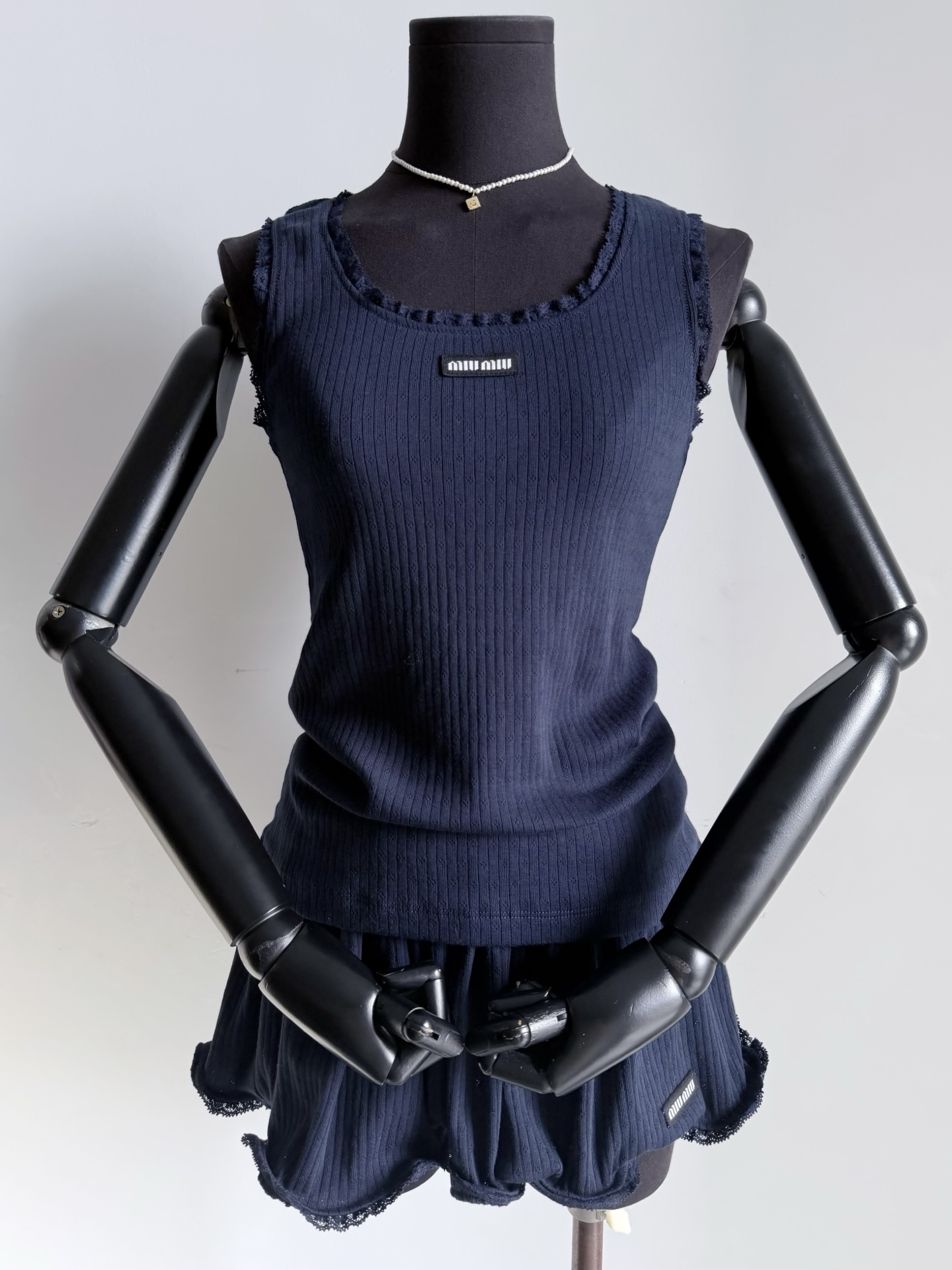 NO:800701,Actual photos of small curling series·Vest details. This one really looks better than expected, especially the lazy effect on the upper body. I have to be impressed by miu’s design, which never has a bottleneck period.,,miumiu,19860909小卷边系列·背心细节实拍图 这一件真的比想象中好看 特别是上身慵懒的效果 不得不折服miu得设计永无瓶颈期.,,miumiu,,Women's clothing