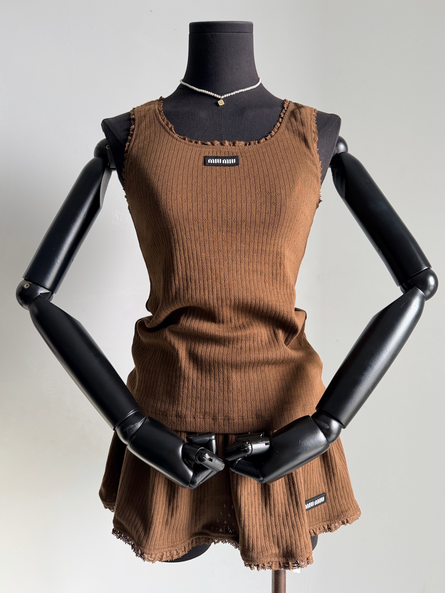 NO:800692,Actual photos of small curling series·Vest details. This one really looks better than expected, especially the lazy effect on the upper body. I have to be impressed by miu’s design, which never has a bottleneck period.,,miumiu,19860909小卷边系列·背心细节实拍图 这一件真的比想象中好看 特别是上身慵懒的效果 不得不折服miu得设计永无瓶颈期.,,miumiu,,Women's clothing