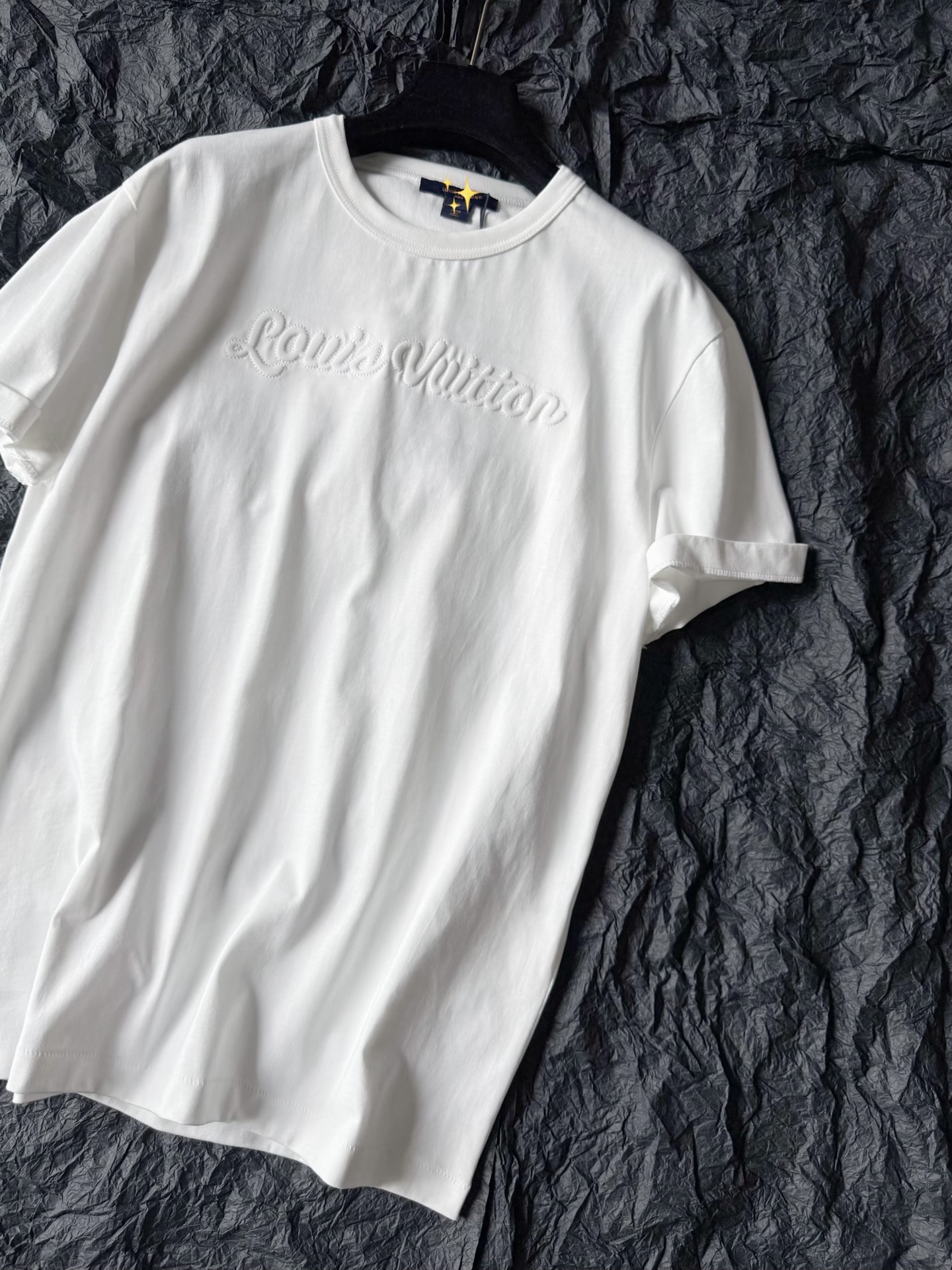 NO:800686,What you see is what you get, the men's tee is here. The top collection level·Lvjia's new style~~ Look for our 15-count special woven compact cotton. It is of medium thickness, but it is skin-friendly and breathable. It will not be hot at all in summer. The matching thread is also quite elastic. It can withstand multiple wears and washes without deformation ~ Three-dimensional core-spun embroidery is combined with thick thread spiral locking. Minimalist logo, but the craftsmanship is quite advanced. This is the charm of LV's low-key luxury, Louis vuitton, Louis  vuitton,louis vuitton,19860909所见即所得男装tee来啦 顶级收藏级别·驴家新款~~ 认准我家15支特纺紧密棉 属于中等厚度,但又亲肤透气 夏天穿着完全不会热 配套螺纹也是相当有弹力 经得起多次穿洗不变形走样 ~ 立体包芯刺绣与粗线螺形锁边结合 极简logo,工艺却相当高级 这就是lv低调奢侈的魅力,,louis vuitton,louis vuitton,louis vuitton,,Women's clothing