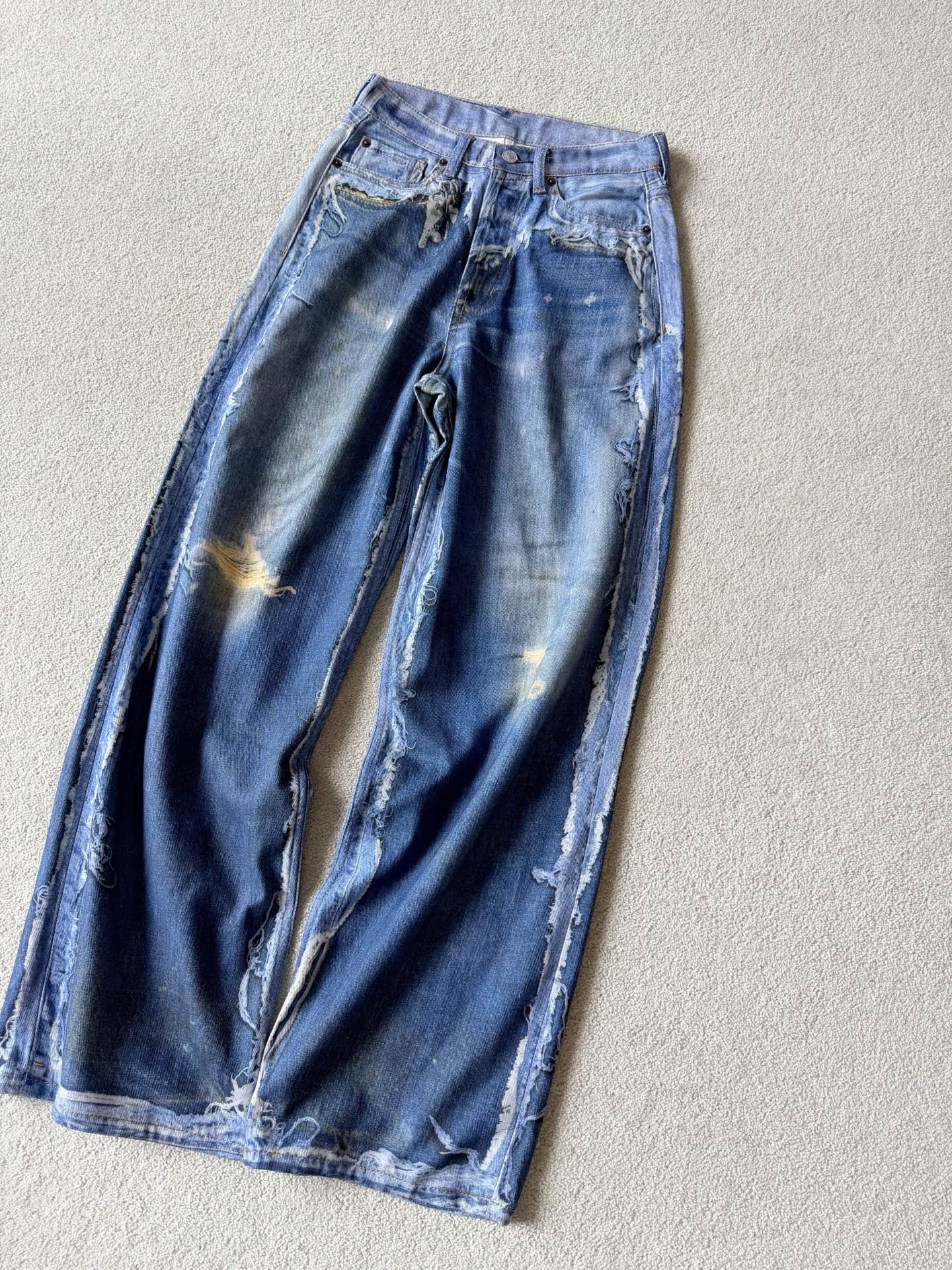 NO:801189,The hot jeans have just arrived in stock and I will update you right away ~~ Ac fans are in luck, 3D printed fashionable jeans will be released this year. One pair will be left one. It creates a gap between the pants already in the wardrobe and creates an extremely old and ruined fashion feeling. It is quite wide and stylish without being too heavy. The printing of my home is very clear. Customized hardware buckles and various accessories are all in place. There is no pressure to get in and out. This pair of four sizes can be used by both men and women ~,,jeans,19860909大货刚入库热腾腾的牛仔裤 我马上跑来给你们更新 ~~ Ac粉们有福了 3D立体印刷时髦牛仔裤 今年出一条留一条. 和衣橱已有的裤子拉开差距 营造了极其做旧+破坏的时髦感 挺阔有型又不会过分厚重. 认准我家的印刷清晰无比 定制的五金扣,各类辅料 都跟足了yb进出无压力 这一条四个尺码男女皆可驾驭 ~,,jeans,,Women's clothing