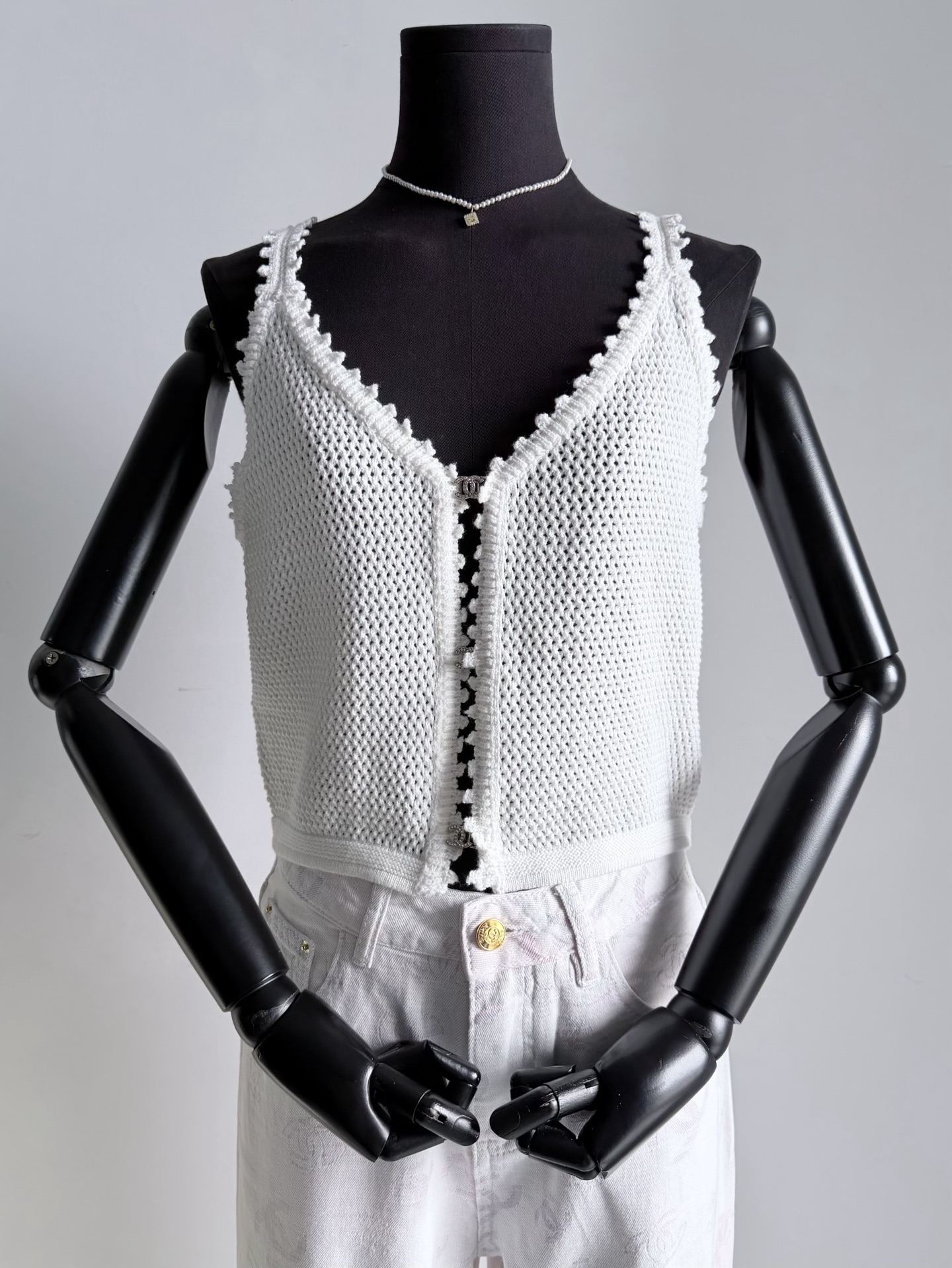 NO:801185,It is everyone’s favorite double-C vest for vacation. It is full of Southern French atmosphere ~~ Customized draped and stylish pure cotton fabric, hollow weaving, but not see-through at all. A circle of small lace crocheted is clever and cute. The upper body is skin-friendly and delicate, does not pierce the flesh and does not make people sweat. It feels good and the style is impeccable!! It can be worn alone or layered with various colored bases. You need such a vest and shirt in spring, summer and autumn. You are comfortable when taking photos~,,19860909是人见人爱的度假双C背心 满满的南法氛围感 ~~ 定制垂坠有型的纯棉面料 镂空织造,却一点也不透底 一圈小花边钩织乖巧又可爱 上身亲肤细腻,不扎肉不闷汗 手感很好版型更是无可挑剔 !! 可以单穿也可以叠穿各种彩色打底 春夏秋都需要这样的背心小衫 拍照出片,自己也舒适 ~,,,Women's clothing