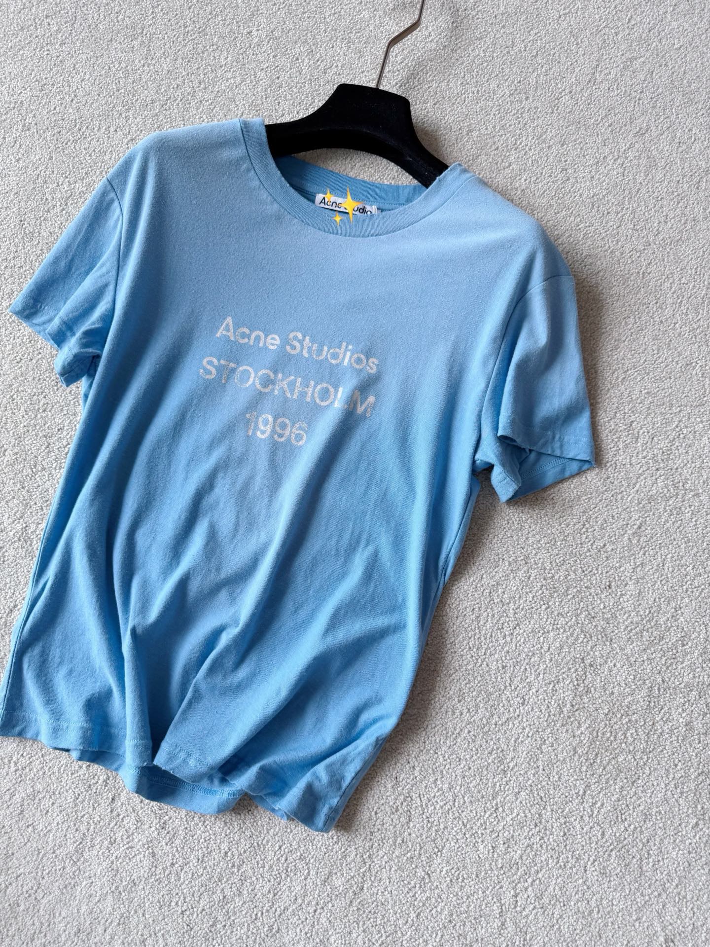 NO:801182,Real photos of the same series of distressed short-sleeved shirts. Look for our correct blue color, as well as our distressed fabric and pilling texture. After seeing the real photos of my home, many people who made the goods after looking at the pictures have to withdraw ~~,, T-shirt,19860909同系列·做旧短袖自己实拍图 认准我们的正确蓝色 以及我们的做旧面料和起球质感. 看到我家实拍 很多看图做货的都要退下了 ~~,,T-shirt,,Women's clothing