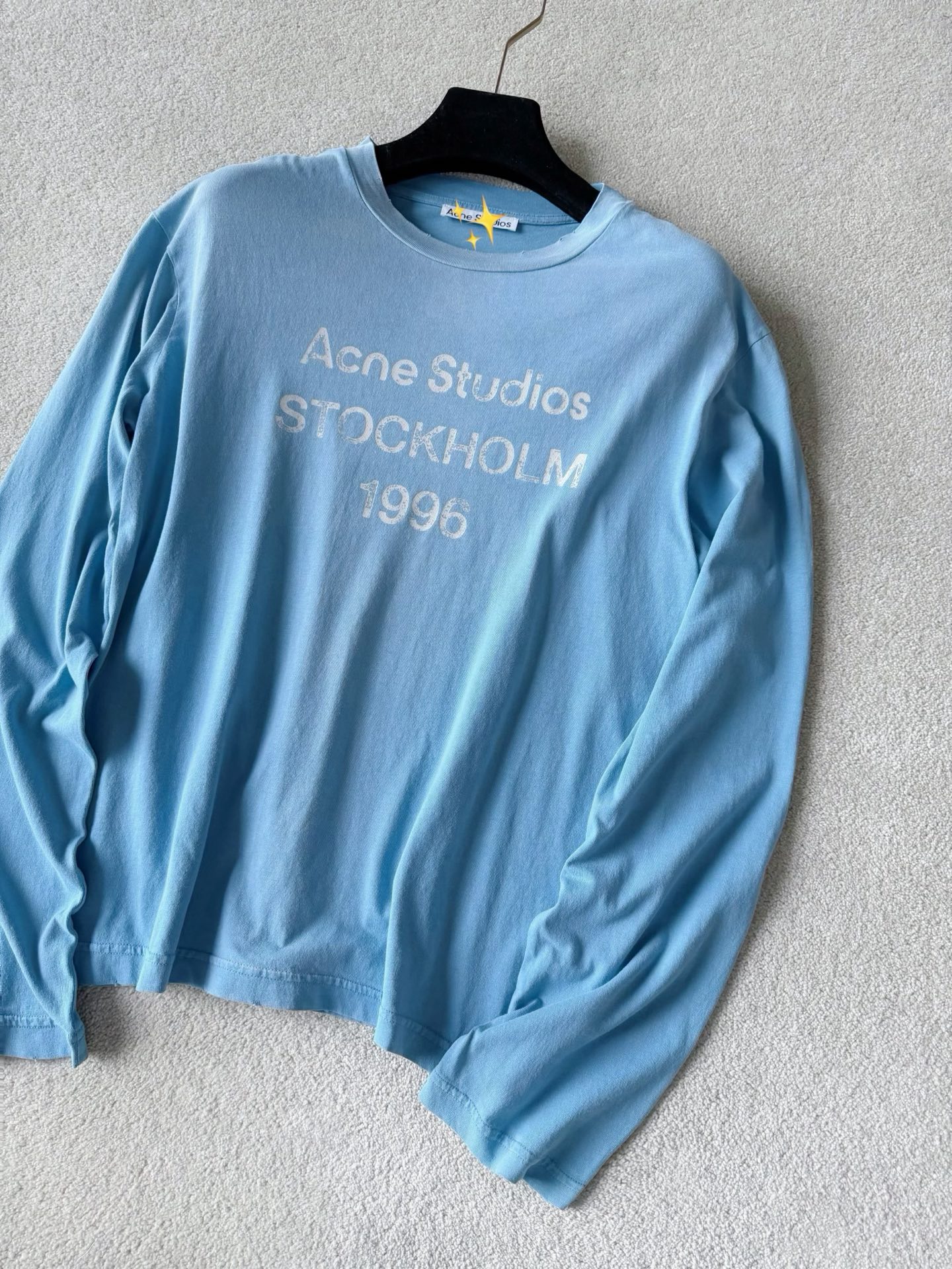 NO:801176,Ac's super hot blue long-sleeved tee. There are too many different versions on the market ~ My real-life update has made many people 'shoot their thighs'. There are too many different versions on the market. Even if you have already bought one, it is worth buying another one from my version. The yb custom-dyed blue cotton fabric is very comfortable. What needs to be emphasized is the gradient distressed feeling. The hem/cuffs/neckline are all whitened and distressed. Many on the market are just 'making a look', but all the small details in my home are restored.  We have sent a comparison picture for you to take a look at.,,19860909Ac超火的蓝色调长袖tee 市面参差不齐的版本太多了 ~ 我家实拍更新很多人都要“拍大腿了” 市面参差不齐的版本太多 即使你已经入手了一件 也值得再入一件我家版本. yb定染的蓝色纯棉面料很舒适 需要强调的是渐变做旧感 下摆/袖口/领口都有泛白做旧 市面很多只是“做个样子” 而我家小细节全部还原 我们发了对比图你们可以看看.,,,Women's clothing