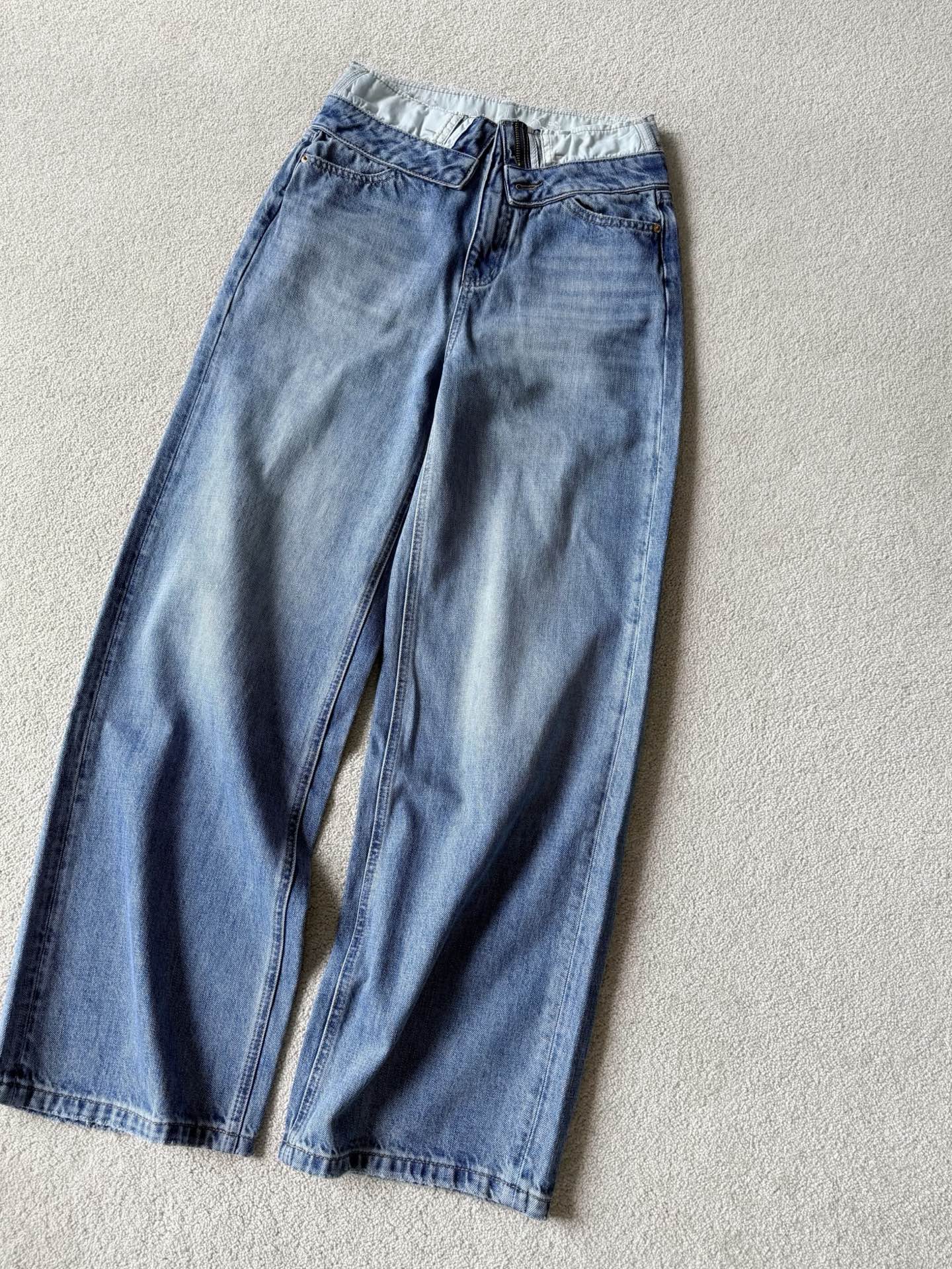 NO:801614,Margiela pants are rare and hard to find. I am the first to save a pair for myself ~ The classic straight-leg and loose fit hides the body fat and makes the legs look very straight. I love the mid-high waist stacked waist design. It is fashionable and bids farewell to boring daily life ~ The very authentic denim blue can be used in all seasons in spring, summer, autumn and winter. Needless to say, margiela is loved by big jeans manufacturers.,,masion margiela,jeans,19860909可遇不可求的马吉拉神裤 我率先自留一条 ~ 经典的直筒偏宽松版型 上身藏肉显瘦,把腿显得很直 中高腰叠穿翻腰设计超爱 时髦感拉满告别无聊日常 ~ 很正的牛仔蓝不挑上衣 横跨春夏秋冬一年四季都用得上 马吉拉无需多言 牛仔裤大户都爱它家.,,masion margiela,jeans,,Women's clothing