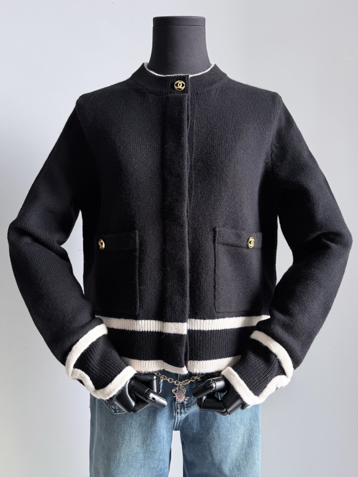 NO:801602,The original office has been silently developing it for a month to give you a perfect restoration!! Really no pressure to get in and out. Who else can’t get into this beautiful jacket of 26S ~ The design looks simple but is actually very difficult to make. The high-cost cashmere wool is tightly woven. The sewing plate is particularly exquisite and the edges are hand-picked. Each piece, including the contrasting stripes on the hem and the double C on the cuffs, needs to be hand-picked. The yb molded matte yellow hardware is very correct. The opening and closing of the buttons are different from previous cardigans.  We sent zp comparison pictures for you to understand, jackets & coats,19860909原办默默在手一个月开发 给你们还原淋漓尽致 !! 真正进出无压力 26S这件绝美的外套还有谁没入 ~ 看起来设计简约实则很难做 高成本羊绒毛料紧密织造 缝盘特别考究,手工挑边 包括下摆的撞色条纹,和袖口双C 每一件都需要人工手挑 yb开模哑光黄色五金很正 包括纽扣的开合都区别以往的开衫. 我们发了zp对比图懂的来,,jackets & coats,,Women's clothing