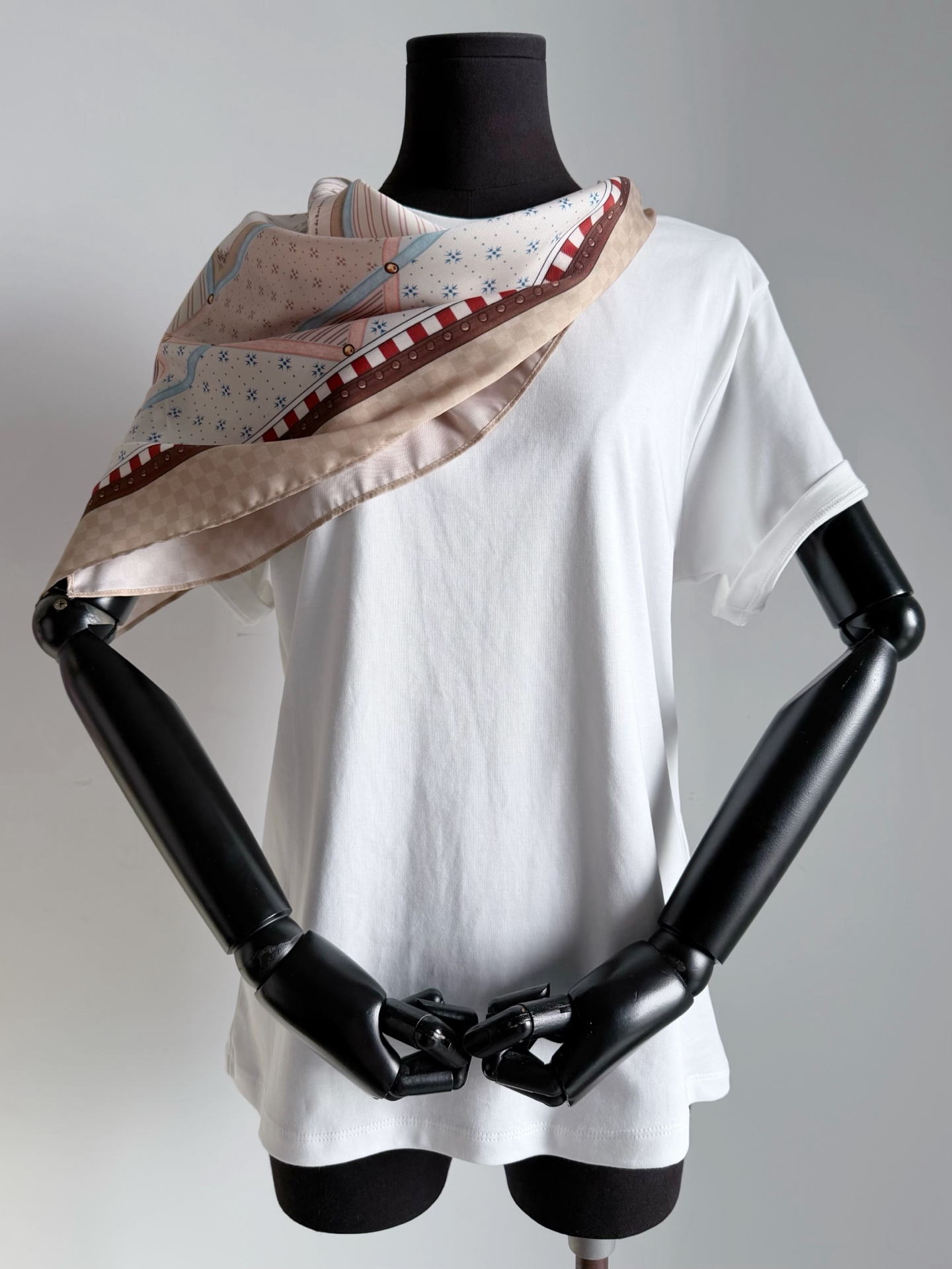 NO:802223,Real photos of white details. Really great value silk scarf tee. Buy the tee and get a free silk scarf. You can match it individually. The design and practicality are top notch.19860909白色·细节实拍图 真心超值的丝巾tee 买tee就送丝巾,可以单独搭配 设计和实用性都是天花板,,,Women's clothing
