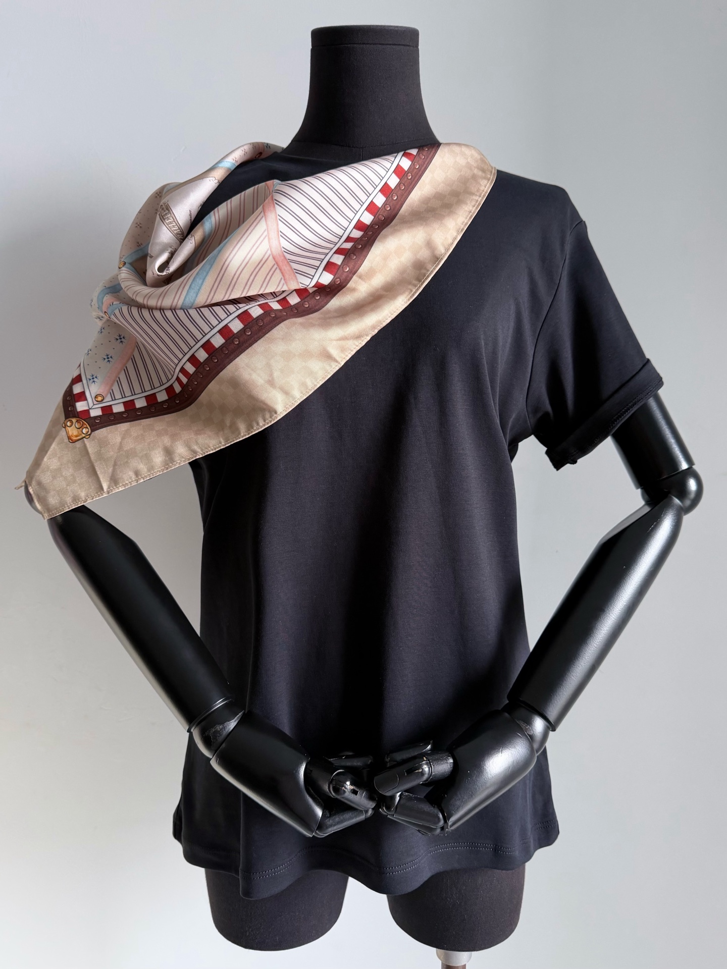 NO:802220,A rare and rare product that you can't find!! Buy a tee and get a classic hard-case silk scarf, removable. It is a cost-effective ceiling item recently. It was sold out as soon as it was released offline. Follow our steps and wear it with VIPs. Customized mercerized cotton that is very suitable for summer. Skin-friendly and breathable, suitable for close-fitting wear. Hand-sewn presbyopic small buttons. This small detail is for putting on and taking off the scarf. The essence of the hard-box silk scarf is restored 1v1. It is very interesting to wear and can be worn alone.  Both colors are recommended for personal use,19860909可遇不可求的稀缺臻品 !! 买tee就送经典硬箱丝巾,可拆卸 近期性价比天花板单品了 线下刚刚发售就被抢空 紧跟我们步伐,和vip一起穿上 定制非常适合夏天的丝光棉 亲肤透气适合贴身穿 纯手工缝制老花小扣子 这个小细节就是为了穿脱丝巾. 精髓硬箱丝巾1v1还原 穿搭趣味性很足,也可单独搭 两个颜色都推荐自留,,,Women's clothing