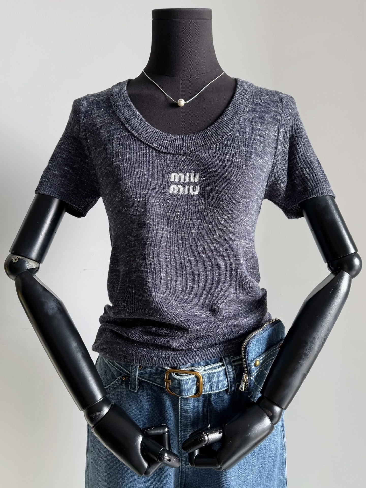 NO:802214,Zhang Yuanying instantly planted grass on her body. This seemingly ordinary knitted tee top is amazing!! Customized nitrile-cotton blended comfortable cotton, light and airtight. Breathable and not sweaty for casual wear in summer. The dark navy blue is very white and everyday. The big U-neck just exposes the collarbone. I recommend all new and old customers to try it boldly. The elastic weave and the tight embroidery are simple and durable, and it is not easy to hit the shirt. The first batch of good products are in stock and ready for delivery.19860909被张元英上身瞬间种草 这件看似普通的针织tee上身绝了 !! 定制腈棉混纺舒适棉,轻薄不透 夏天随意穿着透气不闷汗 深藏蓝很显白又日常 大U领恰到好处露出锁骨 推荐各位新老顾客大胆尝试. 富有弹力的织法再紧密刺绣 简约耐看不易撞衫 首批好货入库现货发,,,Women's clothing