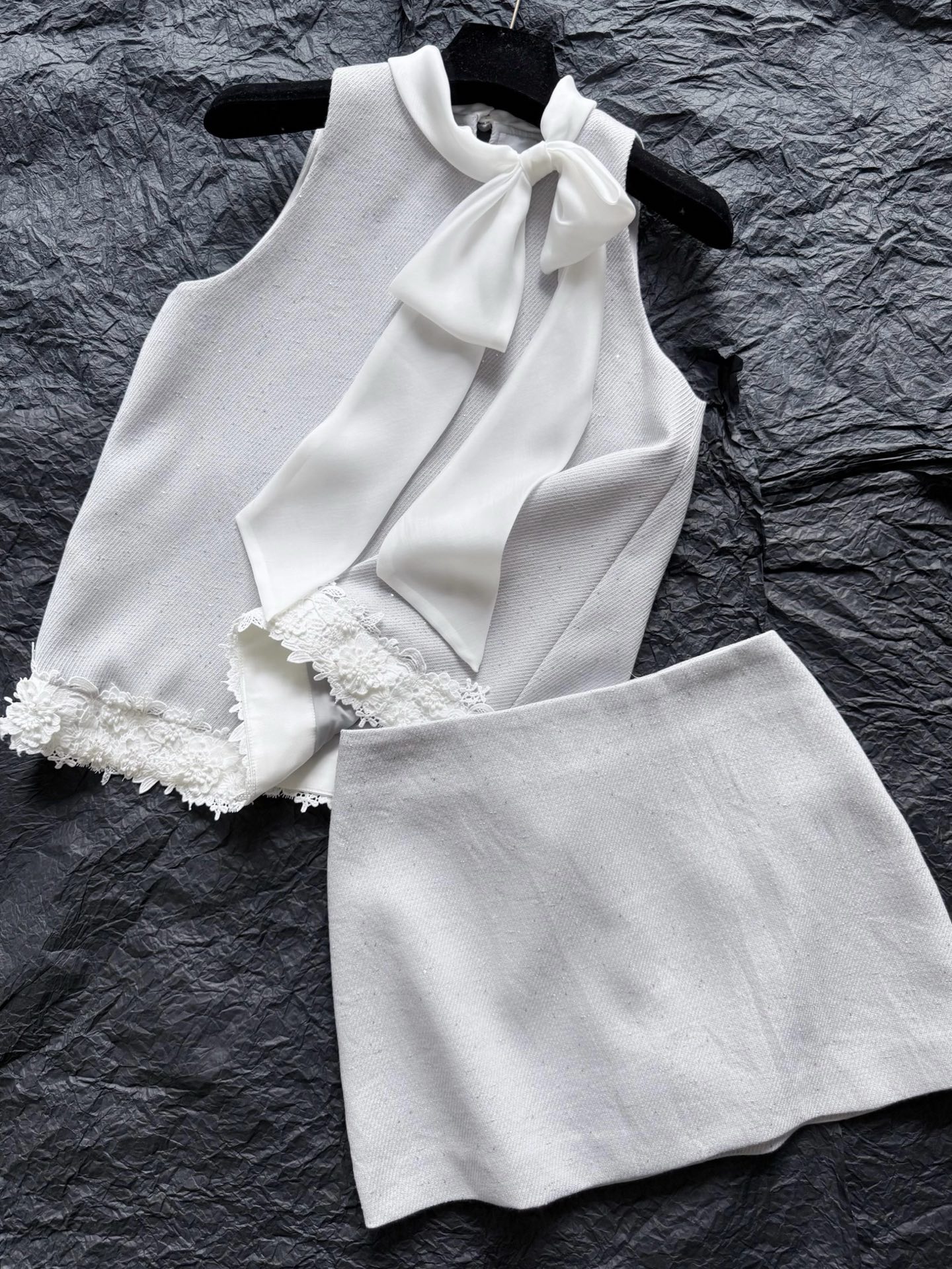 NO:802211,Skirt·Real photos of details. Shorts are included inside to prevent exposure and are easy to wear. Whether worn alone or in a set, it is a relaxed and elegant item.,,skirts,shorts,19860909半裙·细节实拍图 内设短裤防走光方便穿搭 不论单穿还是成套 都是让人轻松优雅的单品.,,skirts,shorts,,Women's clothing