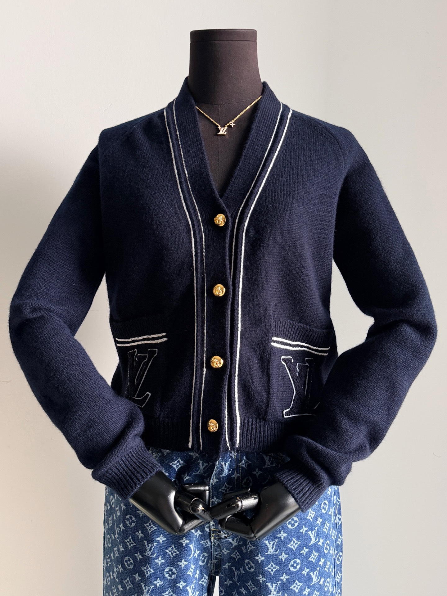 NO:802216,There is no doubt that 1v has a sense of high-end. The classic V-neck letter pocket design is new ~ The cardigan from the 26 spring and summer nautical series fell in love with at first sight. Only when you get the actual yb cardigan do you realize that it is very heavy-duty. You must buy yb cardigans that are definitely dyed in deep navy blue wool and cashmere. Imported machines are tightly woven to restore the overall texture. The entire sewing process requires manual hand picking, which is time-consuming and labor-intensive. Heavy-duty hardware molding nautical buttons. The three-dimensional patch embroidery on the pockets is very fine.  You can compare the details between my home and the market. Those who know the goods will take advantage of the first batch of good products!!,,198609091v的高级感毋庸置疑 经典V领字母口袋设计新款出 ~ 26春夏航海系列一眼爱上的开衫 拿到yb实物才知道很重工. 绝不普通的开衫一定要买yb 包缸定染深藏蓝羊毛羊绒毛料 进口机器紧密织造还原整体质感 缝盘全程都需要人工手挑 耗时耗力辅助完成. 重工五金开模航海扣子 口袋处立体贴布刺绣非常精细 可以对比我家和市面细节 懂货的趁首批好货来收 !!,,,Women's clothing