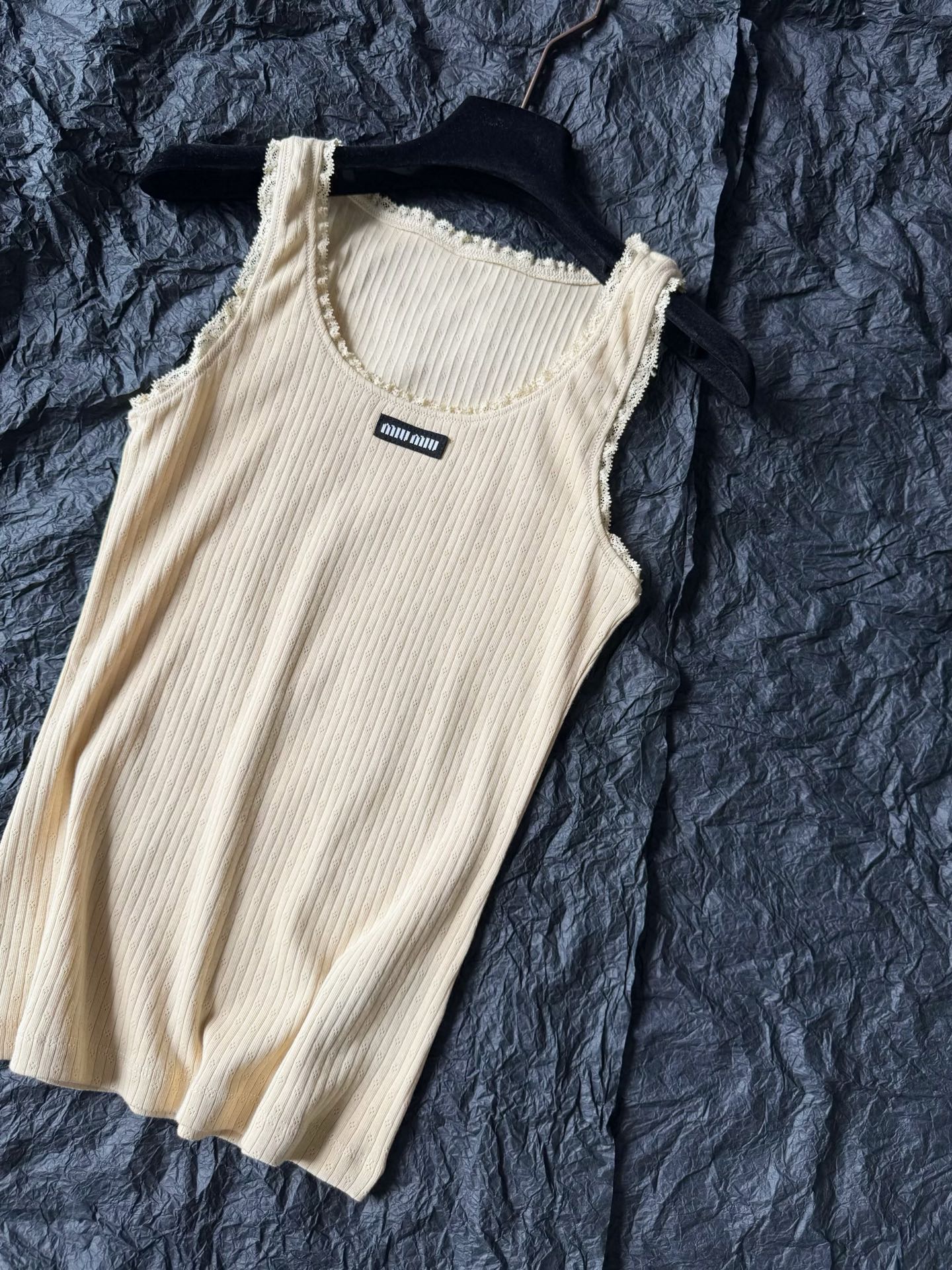 NO:829560,Actual photos of details of the yellow vest. This one really looks better than expected, especially the lazy effect on the upper body. I have to be impressed by miu’s design, which never has a bottleneck period.,,miumiu,19860909黄色·背心细节实拍图 这一件真的比想象中好看 特别是上身慵懒的效果 不得不折服miu得设计永无瓶颈期.,,miumiu,,Women's clothing