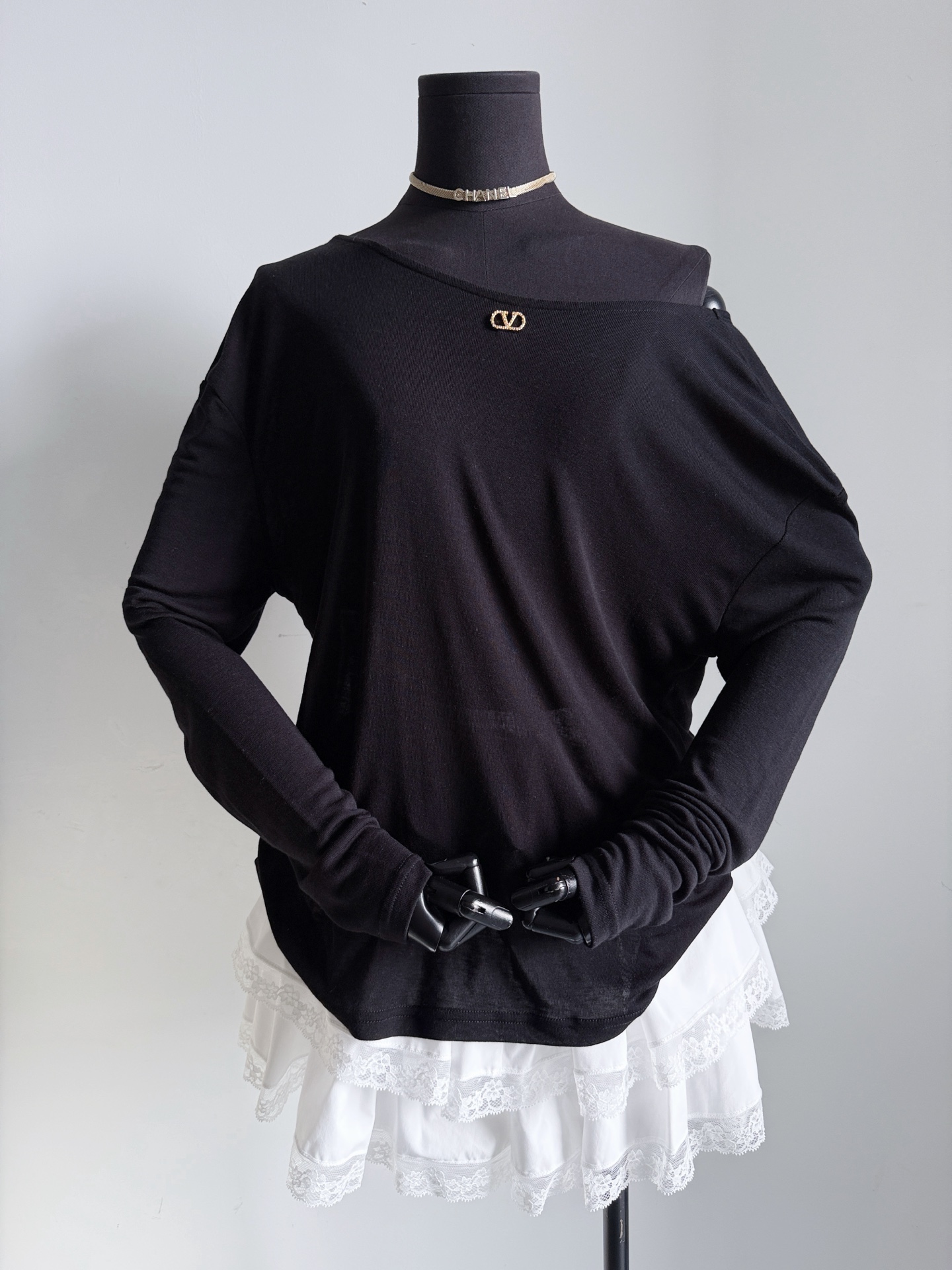 NO:802855,Black·Details Actual Photos. If you want to look slimmer, wear it with your eyes closed. It can be worn on the shoulder or cross-shoulder. It is made of thin material and is also suitable for sun protection.19860909黑色·细节实拍图 想要显瘦的闭眼入 可以正肩也可以斜肩穿的tee 薄料打底,当防晒也很适合,,,Women's clothing
