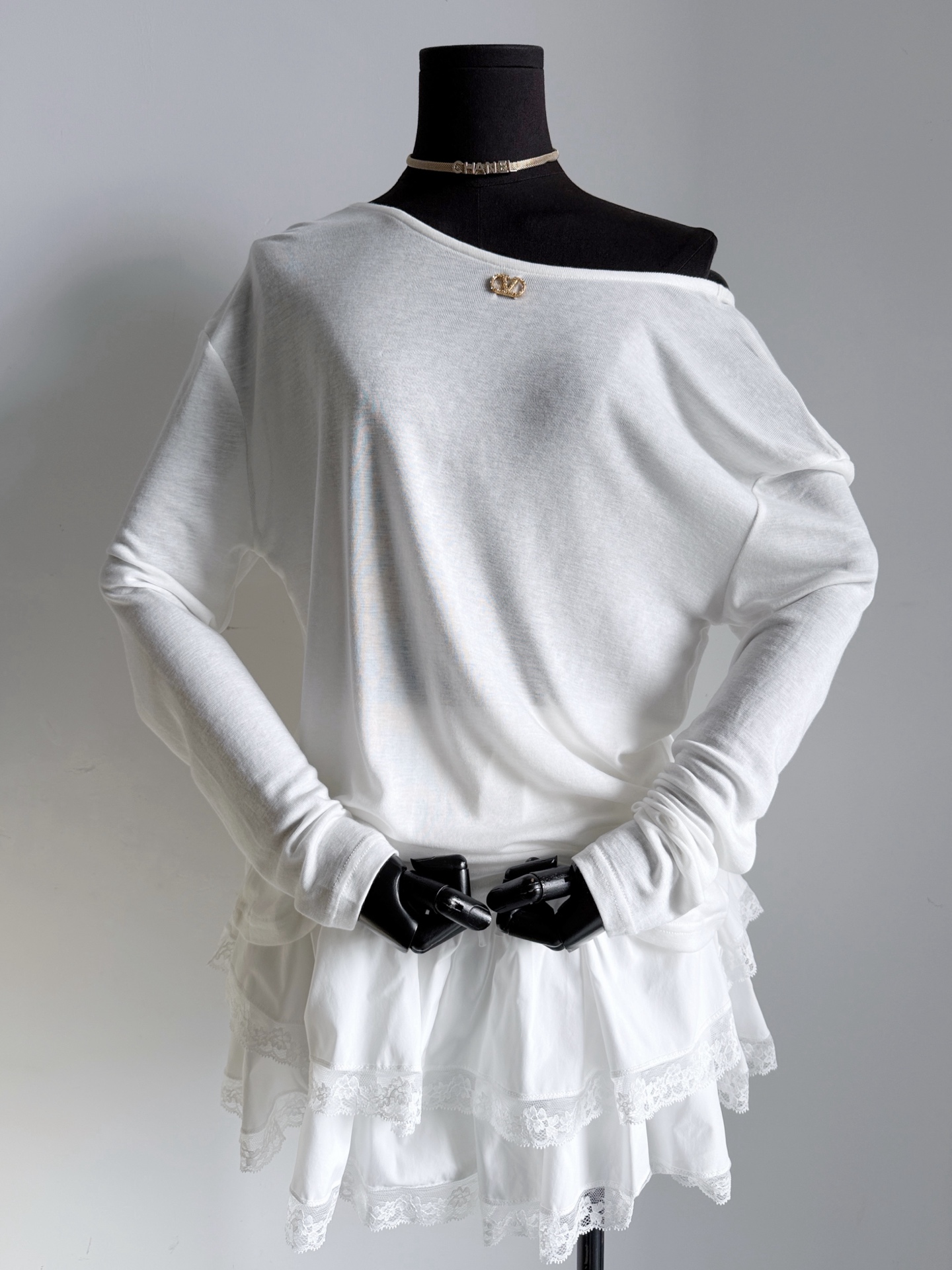 NO:802852,It is a must-have thin sunscreen tee for summer. You can feel the ultimate fabric through the screen ~~ The breathable Tencel wool is ultra-light and thin, which can be said to be as skin-friendly as a facial mask. The large U-neck and pleated backless design allow you to wear it in a variety of ways. We have made the pattern loose enough. The average size is 90-130 pounds and can be worn with different feelings ~ Small logo hardware embellishment on the front and back adds elegance to the lazy and relaxed tone.,,19860909是夏季必备的一件薄料防晒tee 隔着屏幕都感受到极致面料 ~~ 会呼吸的天丝羊毛超轻薄织造 可以说是面膜一样的亲肤质感. 大U领搭配褶皱露背设计 多种穿法任意驾驭 版型我们做得足够宽松 均码90-130斤都能穿出不同的feel ~ 前后小logp五金点缀 慵懒松弛的基调上增添了优雅.,,,Women's clothing