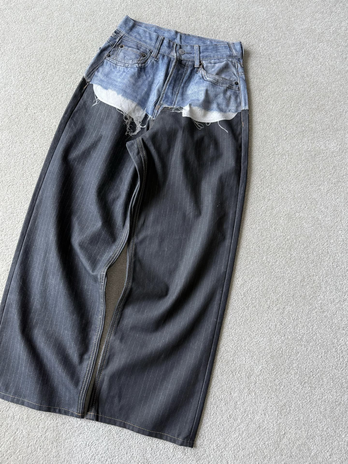 NO:803517,Personally I think the most worth keeping pants this month are from Acne again!! It looks like a pair of suit pants, but it is actually a pair of jeans. They are still imported high-weight denim cotton. They are still high-definition 3D printed by imported machines. Both the pattern and printing details can withstand the comparison of the entire market. Environmentally friendly washing and distressing. The mid-high-waisted straight version hides the flesh. Needless to say, the fake two-piece destroys the sense of fashion. Hurry up and share it with your family ~~,,acne  studios,jeans,business suits,19860909个人觉得本月最值得自留的裤子 Acne又来上大分了 !! 看似条西装裤,实则是条牛仔裤 依旧是进口的高克重牛仔棉 依旧是进口机器高清3D印花 不论是版型还是印花的细节 都经得起你们整个市场去对比. 环保洗水做旧 中高腰直筒版型很藏肉 无需多言的假两件破坏时髦感 赶紧和家属一起共享起来 ~~,,acne studios,jeans,business suit,,Women's clothing